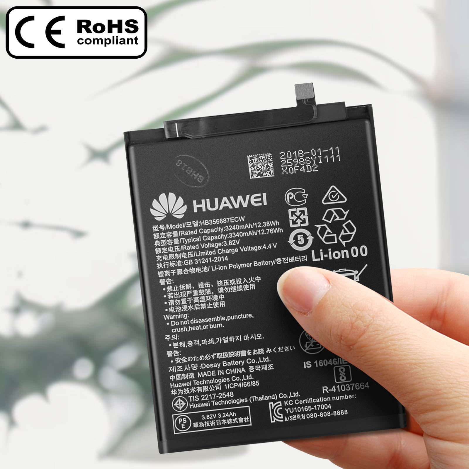 Batteria del telefono con etichetta e mano di una persona. Il logo RoHS è visibile.