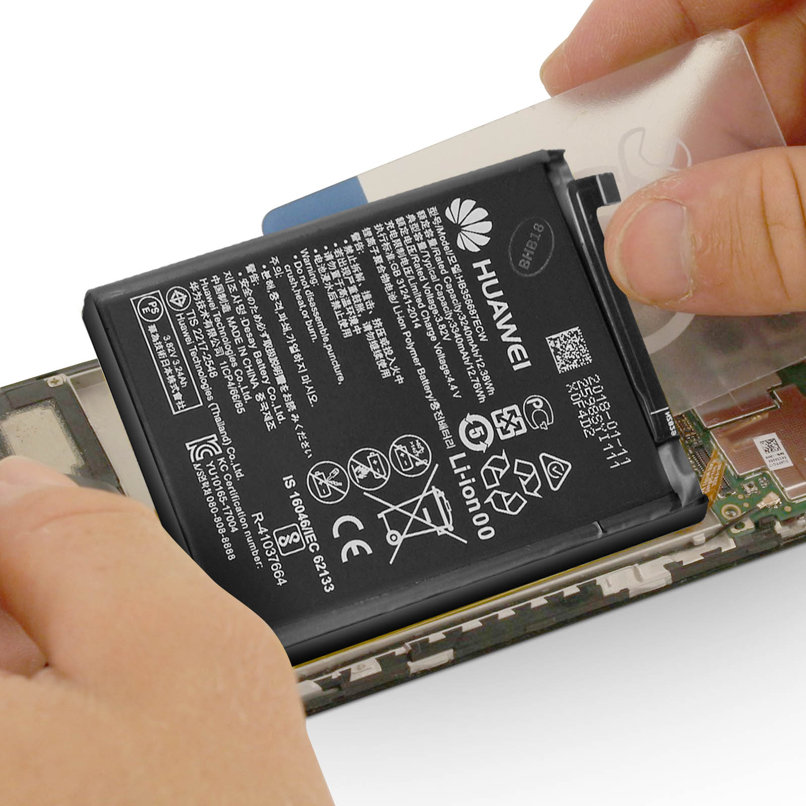 Mani di una persona che rimuovono una batteria del telefono. La batteria è nera con il logo Huawei.