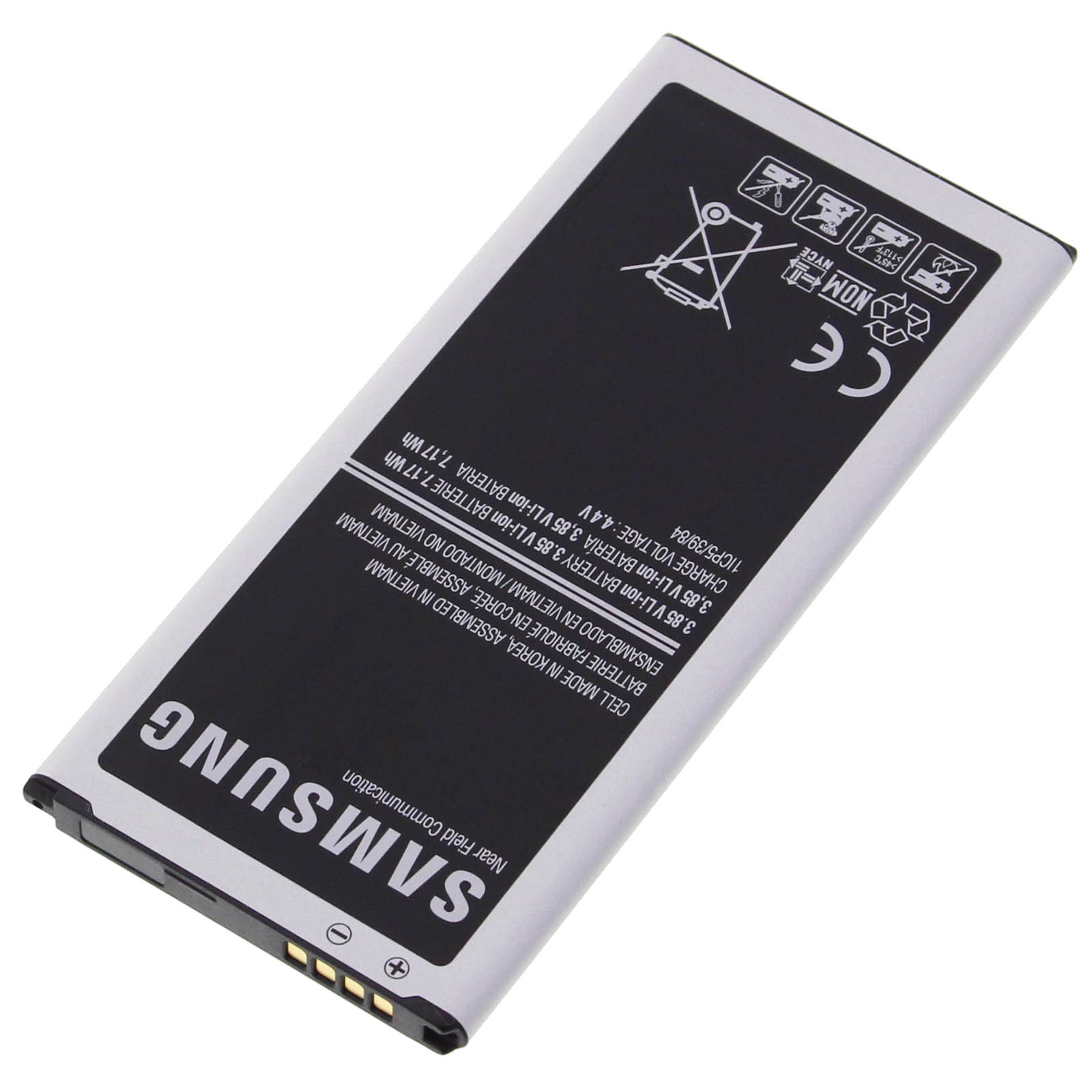 Ein Samsung-Handy-Akku mit Text und Markierungen, schräg positioniert.