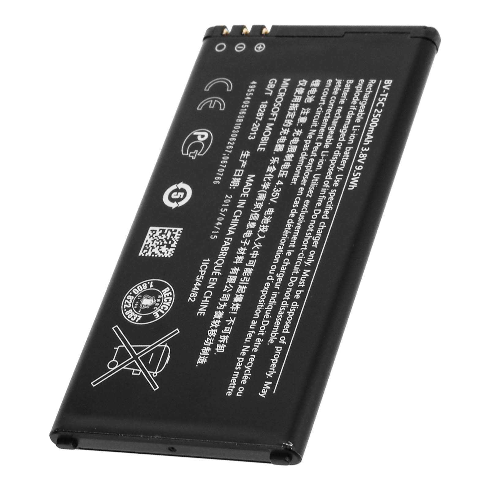 Una batería de teléfono con texto y símbolos sobre un fondo blanco, vista en ángulo.