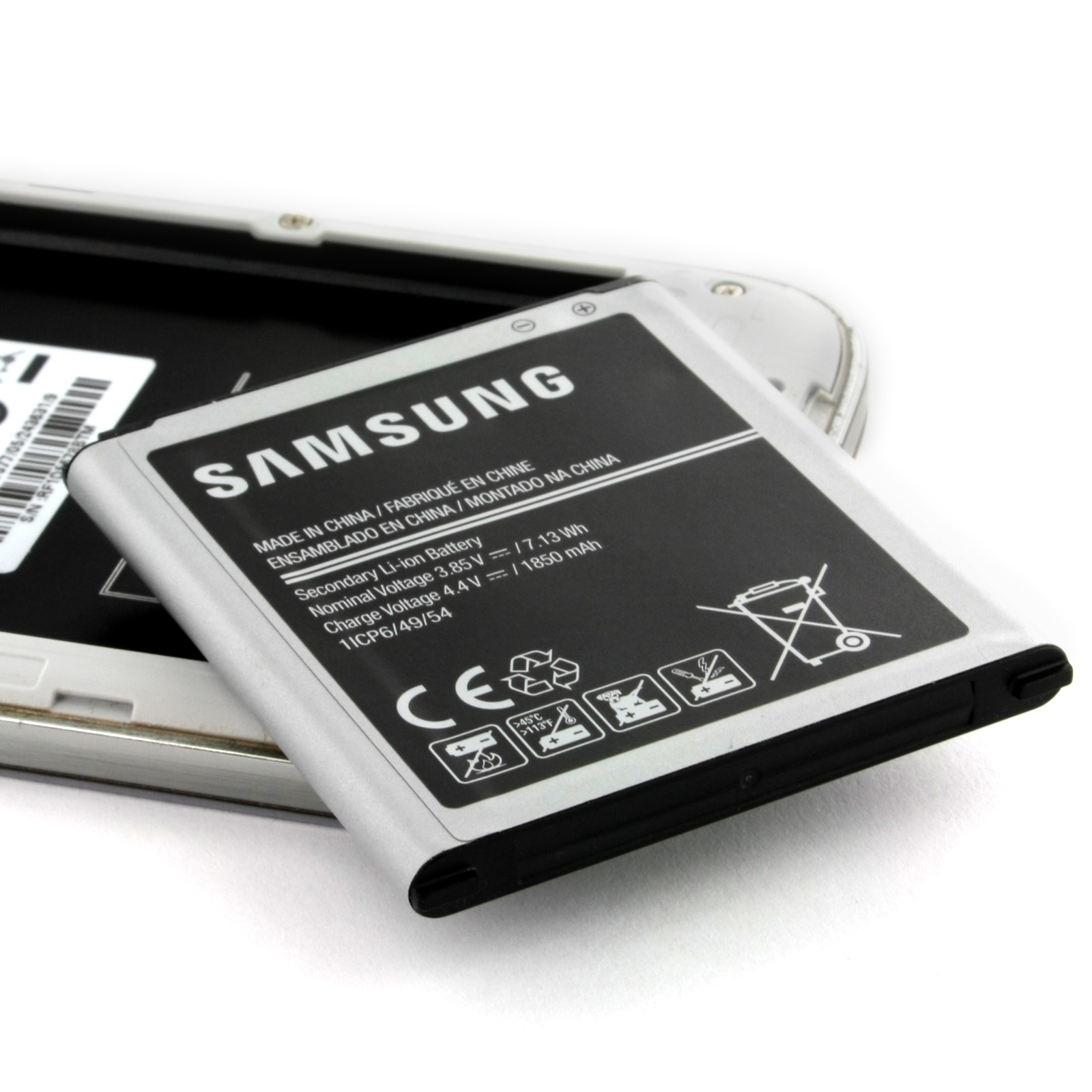 Batterie de téléphone Samsung, fond blanc, téléphone partiellement visible.