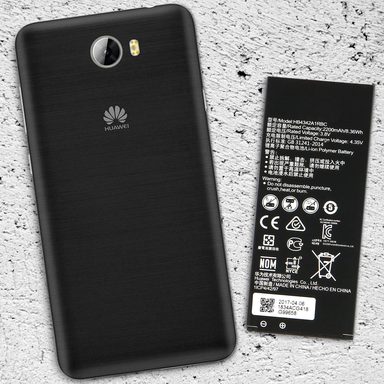 Teléfono negro con batería y texto. El teléfono es negro con el logo de Huawei. Fondo blanco.