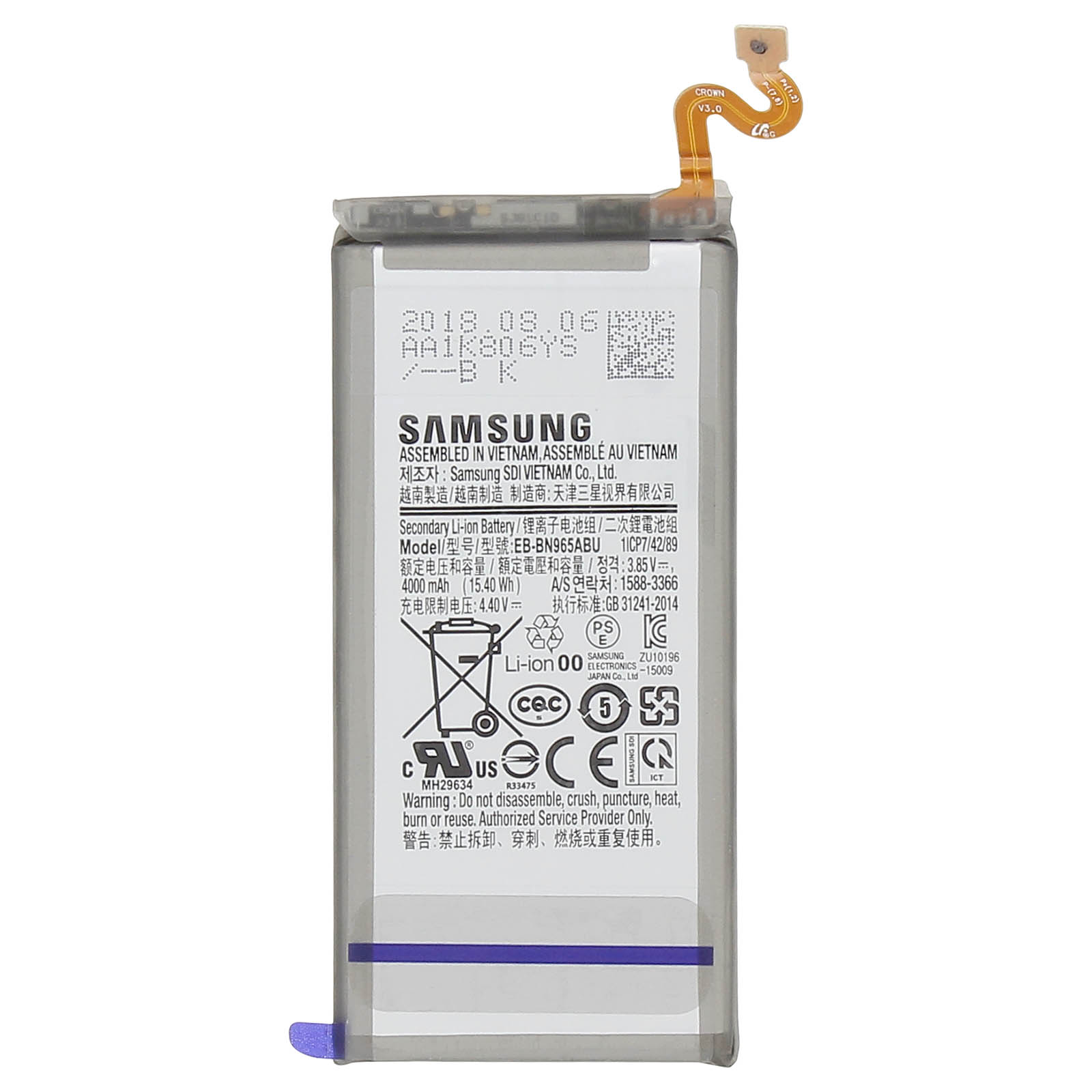 Une batterie de téléphone, le texte est visible, tenue dans une main avec un fond blanc.