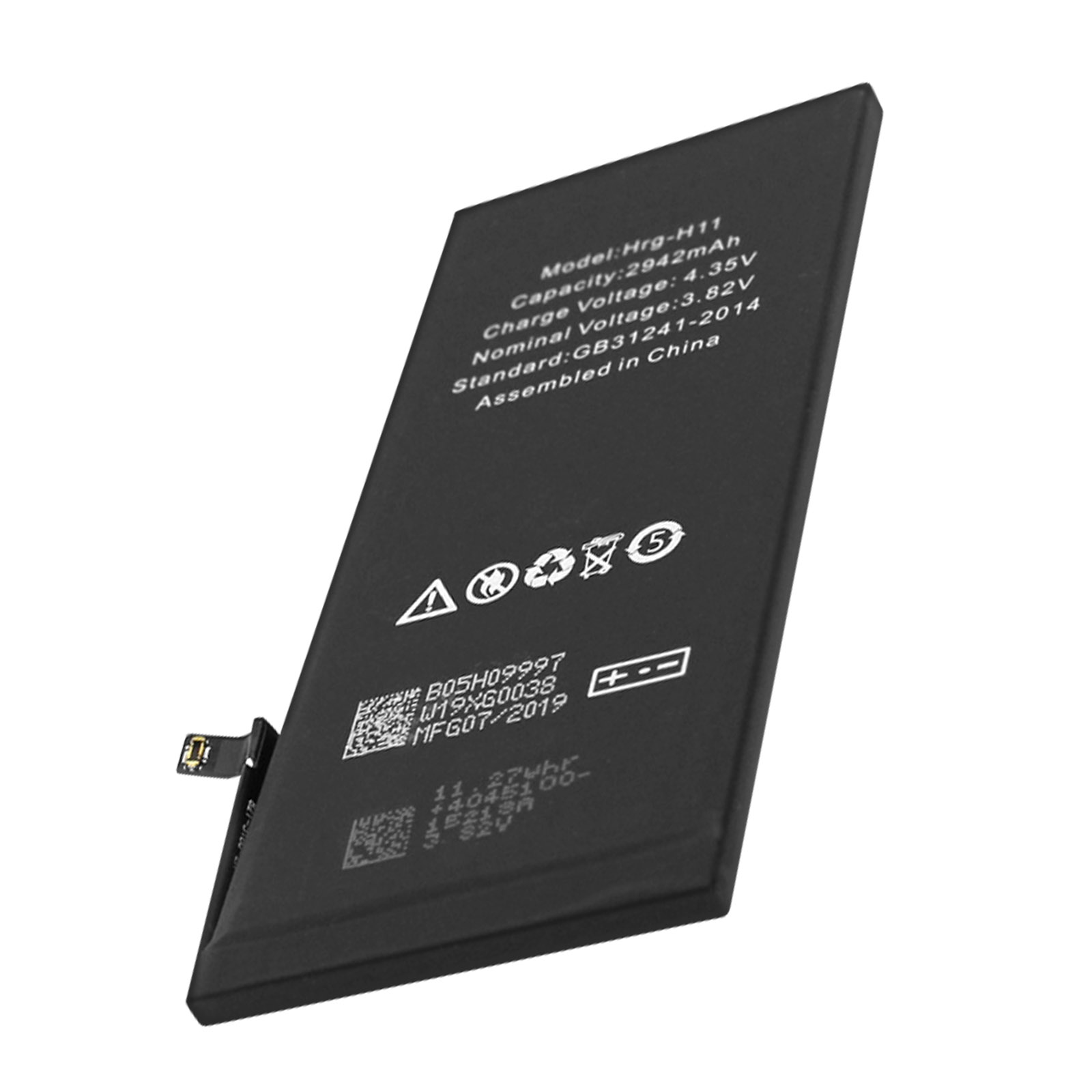 Batteria nera con testo. La batteria è su una superficie nera. Lo sfondo è bianco.