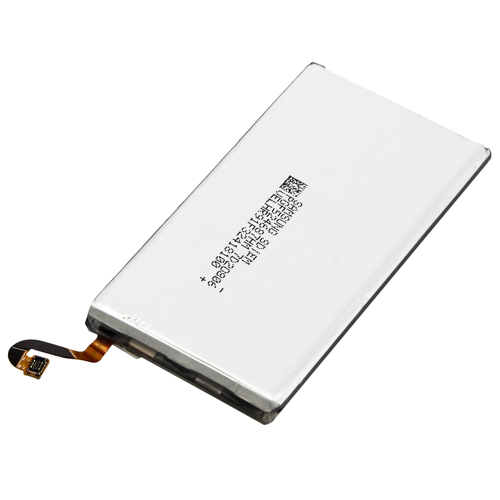 Eine Batterie mit Text, abgewinkelt. Die Batterie ist weiß mit schwarzen Zierleisten und einem Stecker oben.