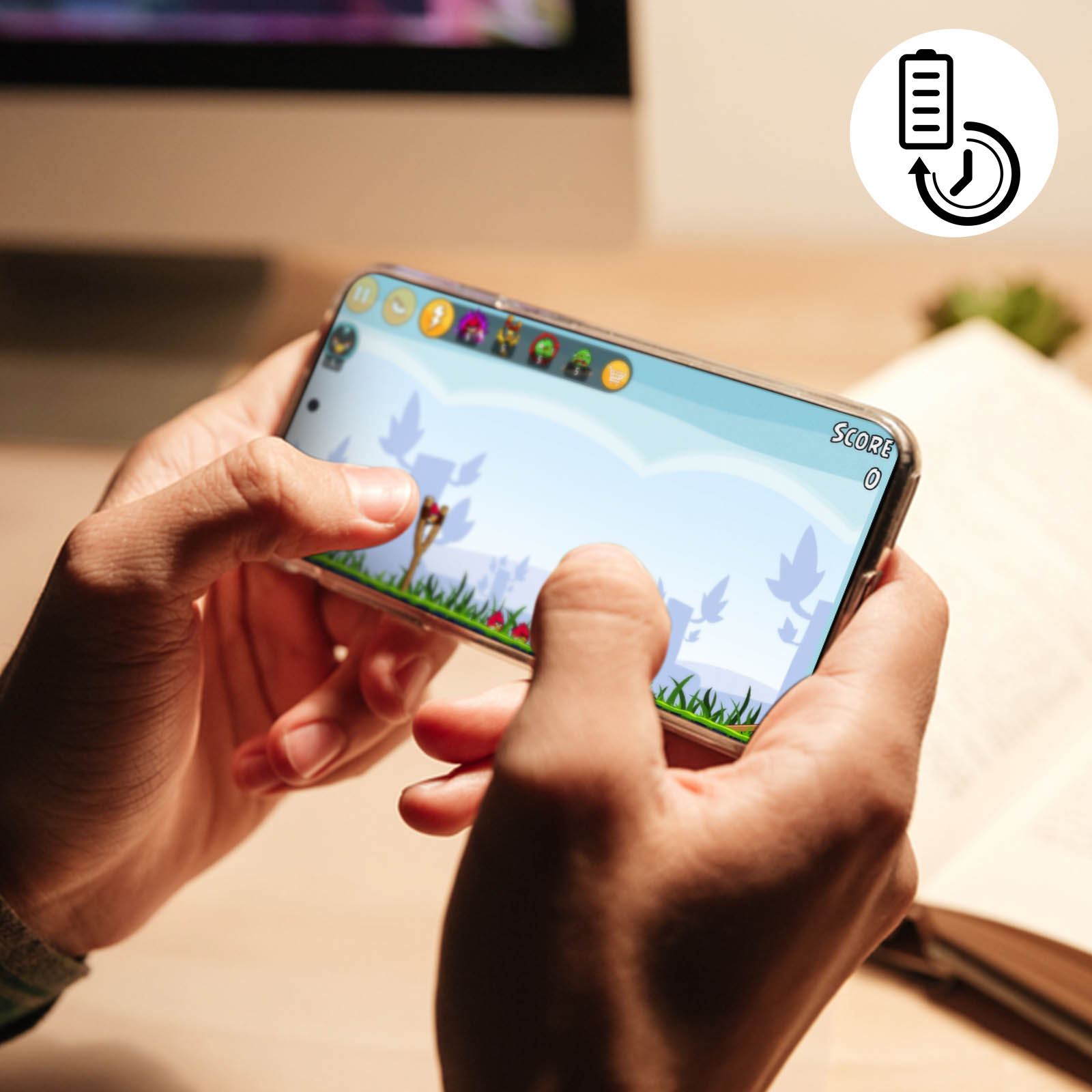 Mani che tengono un telefono, che gioca a un gioco. Lo schermo mostra un'interfaccia di gioco.