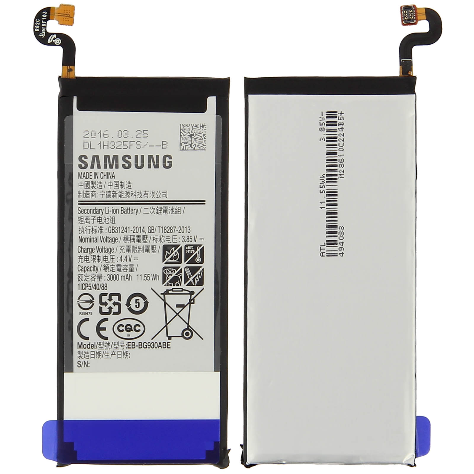 Deux batteries. L'une contient des données techniques et l'autre une étiquette blanche. Les deux sont noires et grises.
