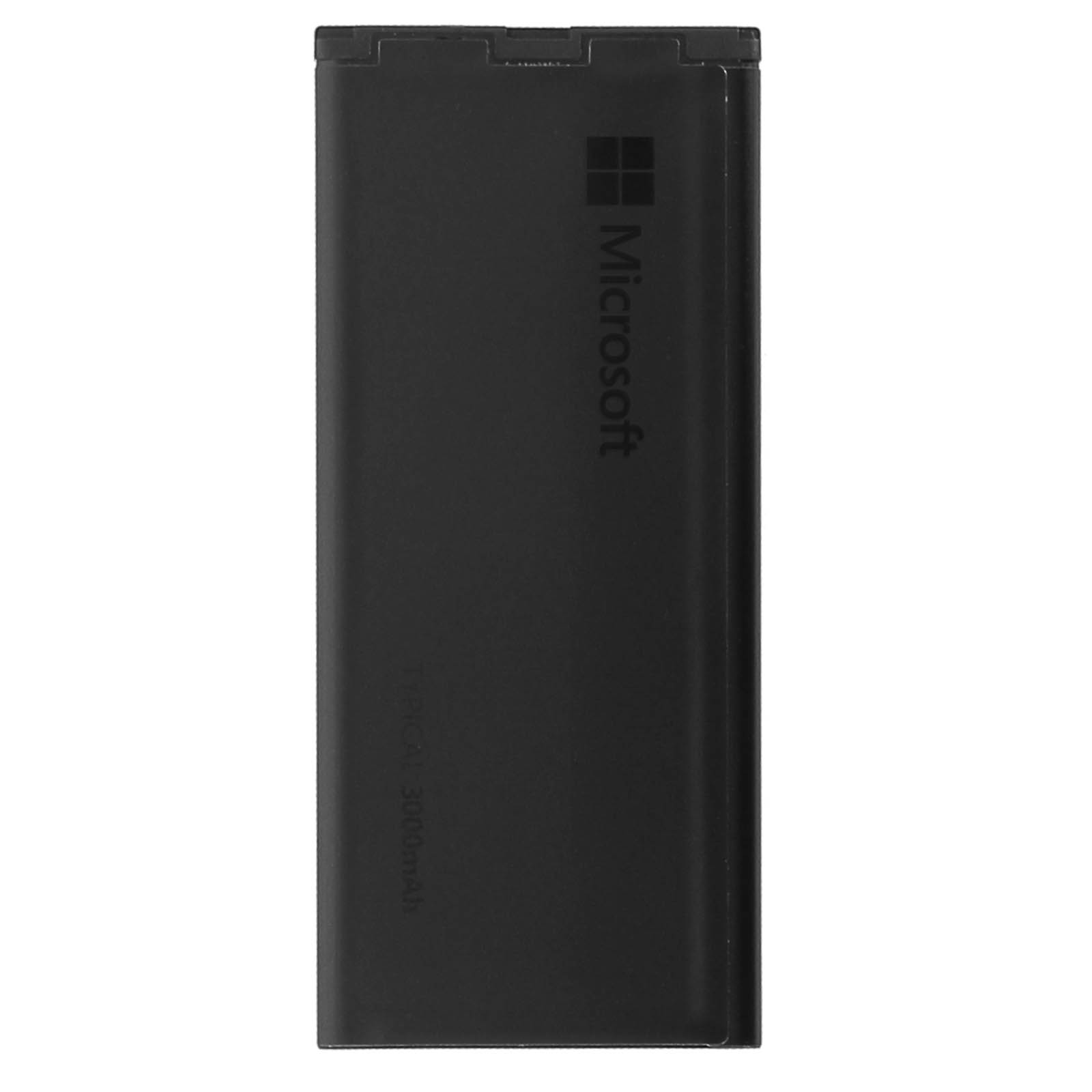 Una batteria nera Microsoft con logo e testo su sfondo bianco.