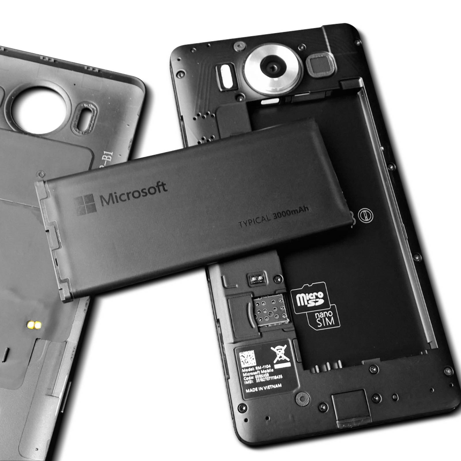 Un telefono smontato con una batteria Microsoft, i componenti interni del telefono e una nano SIM.