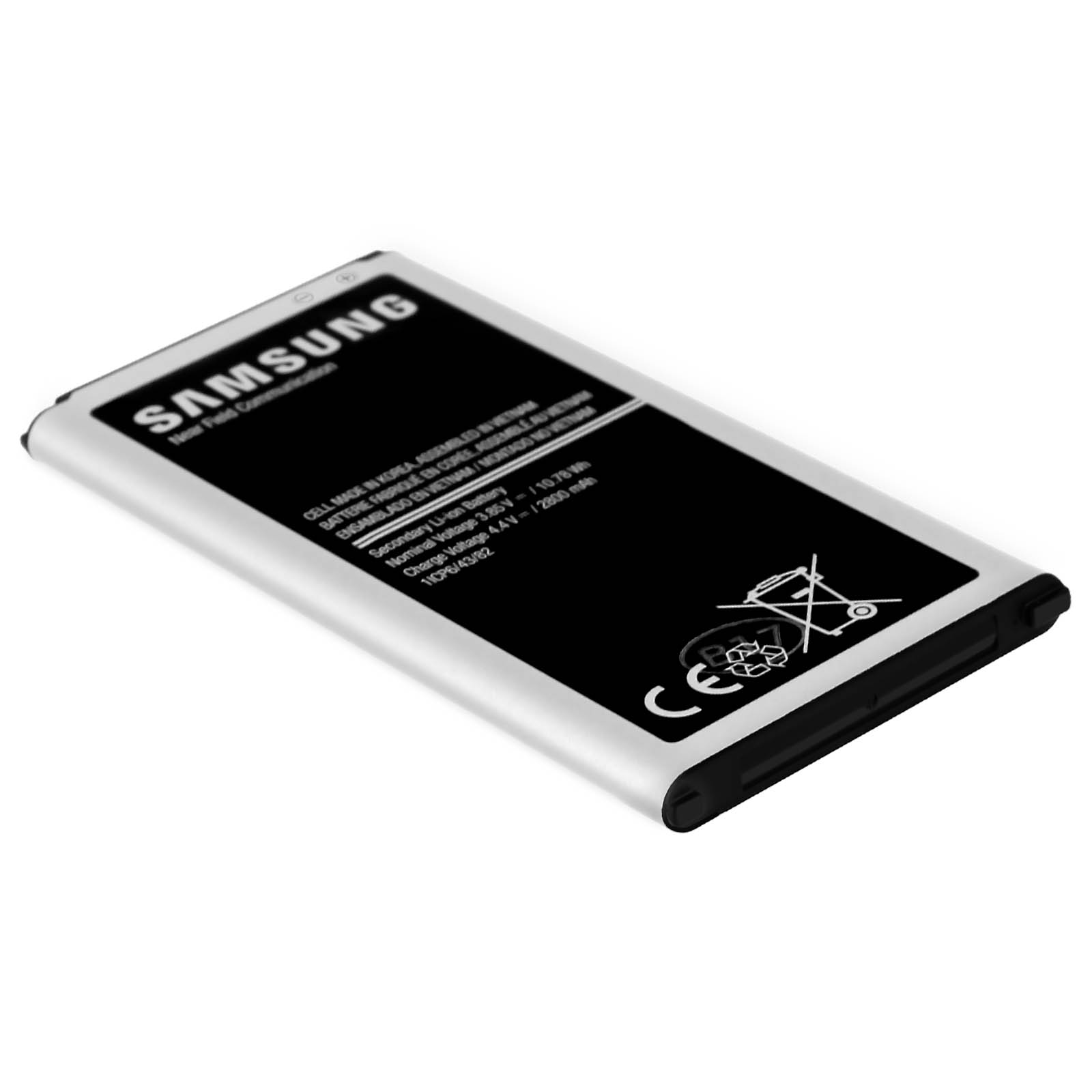 Batteria con etichette. Corpo nero e argento. Sfondo bianco.