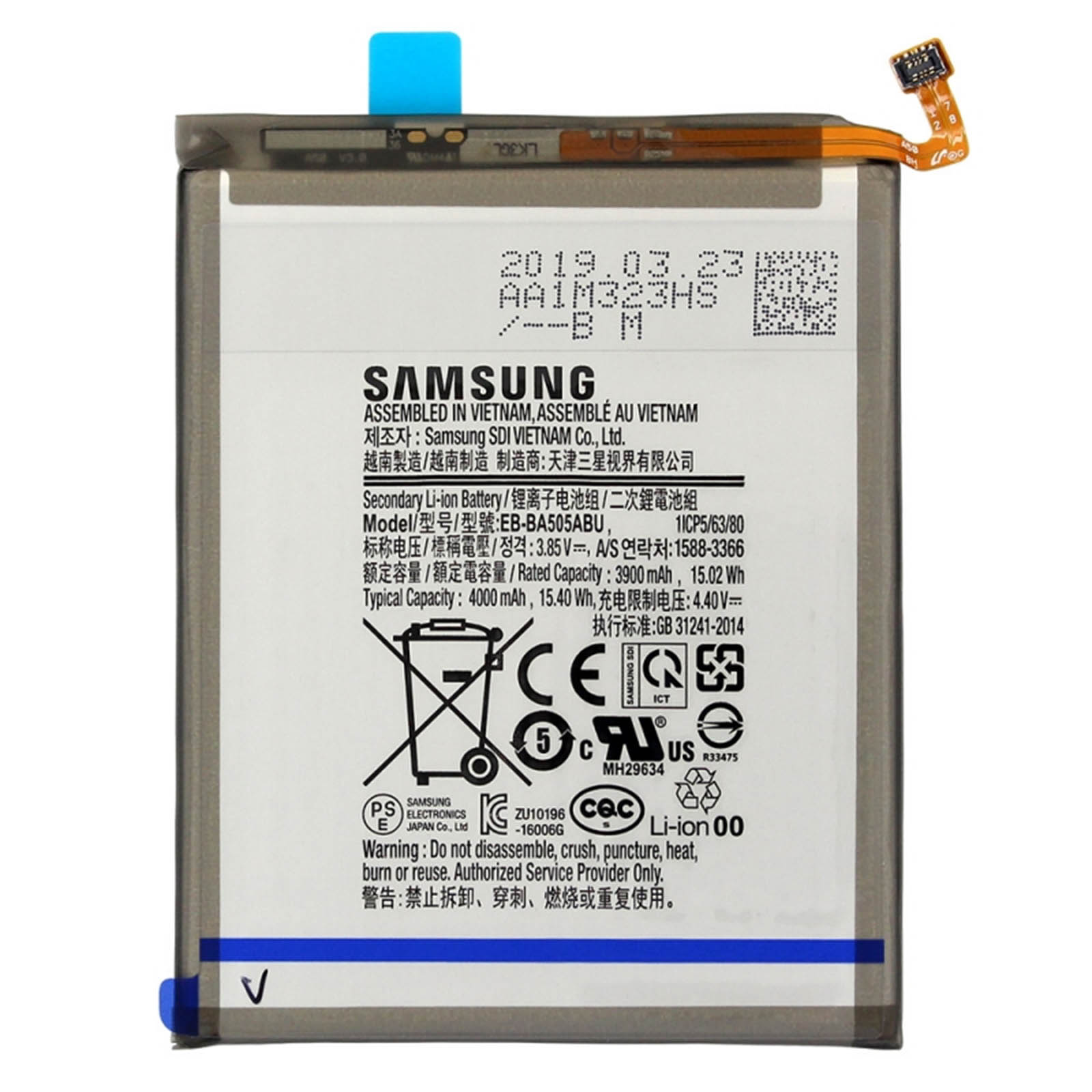 Batterie Samsung avec étiquettes et texte, sur surface blanche contre fond gris.