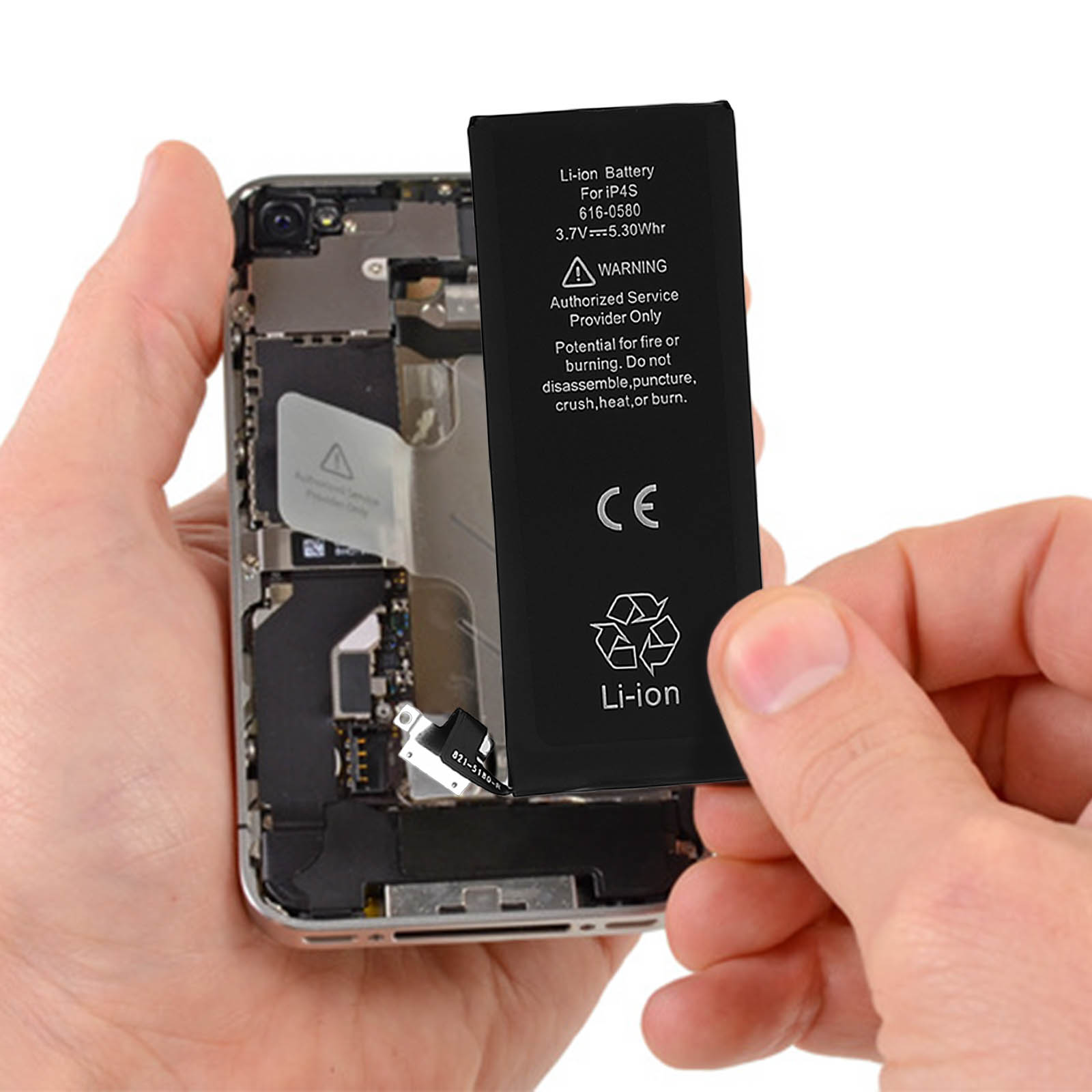 Una batteria per un iPhone. È nera con testo bianco. La batteria è tenuta da mani.