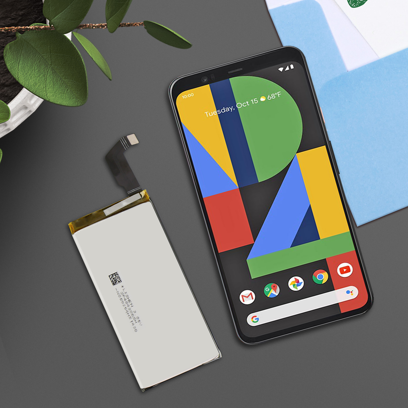 Telefono e batteria su una superficie. Il telefono mostra una schermata iniziale. La batteria è staccata.