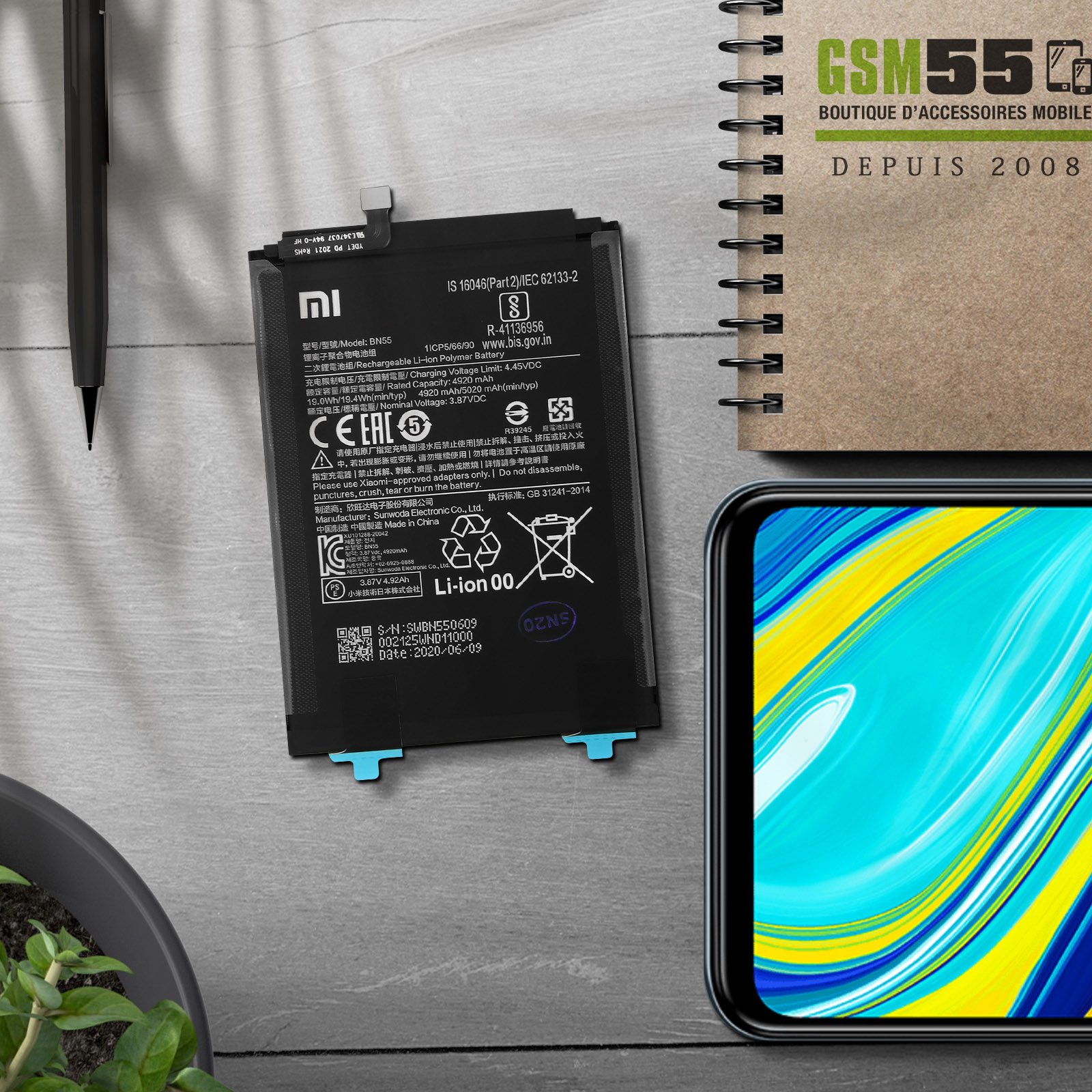 Batteria del telefono e accessori. Batteria con testo e codici. Sfondo nero.