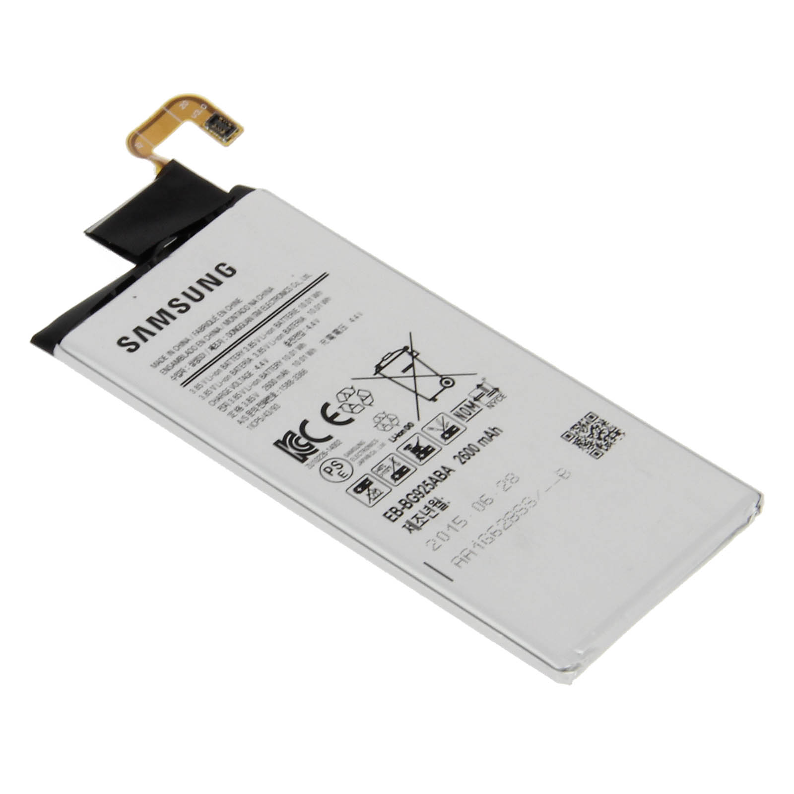 Ein Samsung-Akku mit Etiketten, schräg auf weißem Hintergrund.