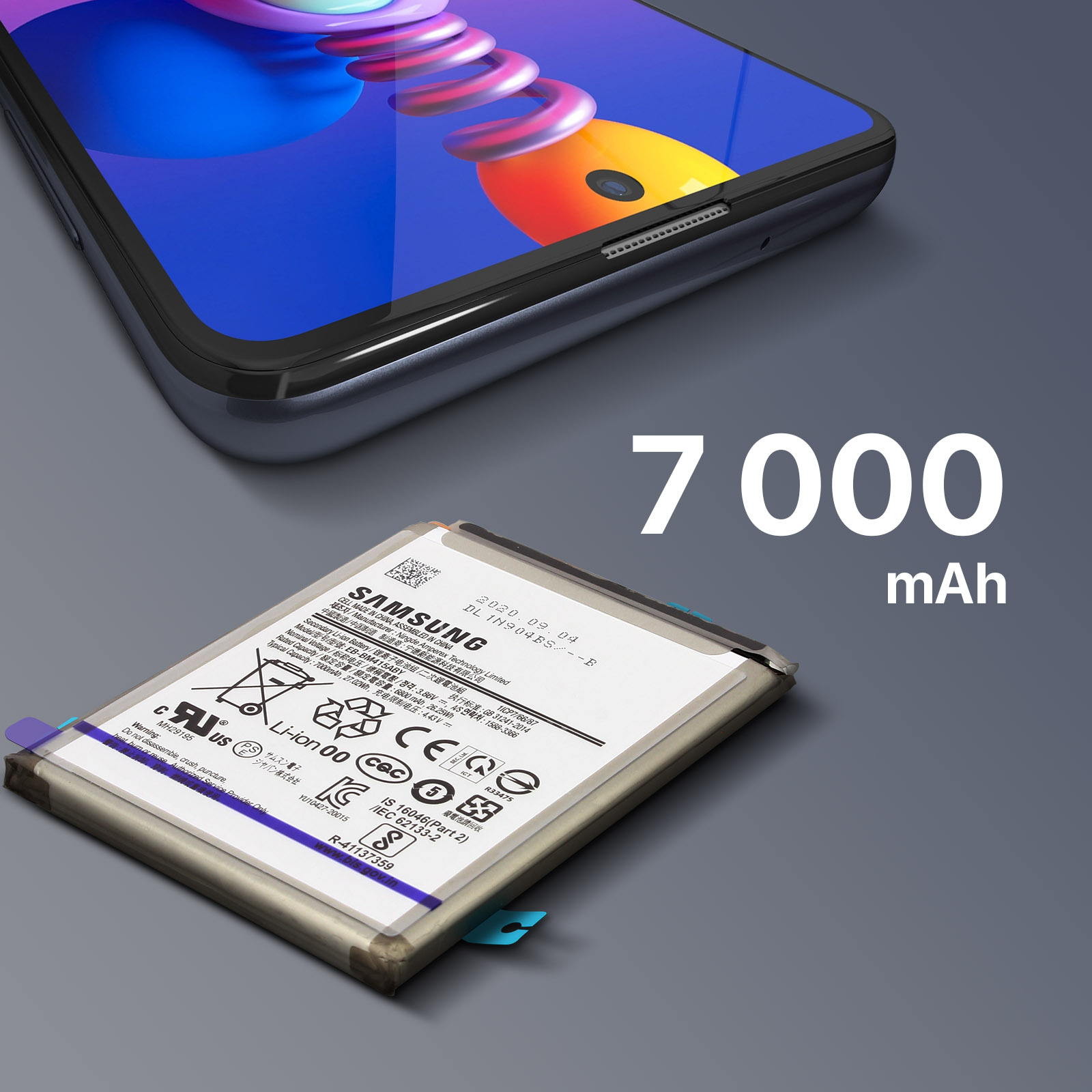 Un telefono sopra una batteria. La batteria mostra 7000 mAh. Lo schermo del telefono mostra un motivo colorato.