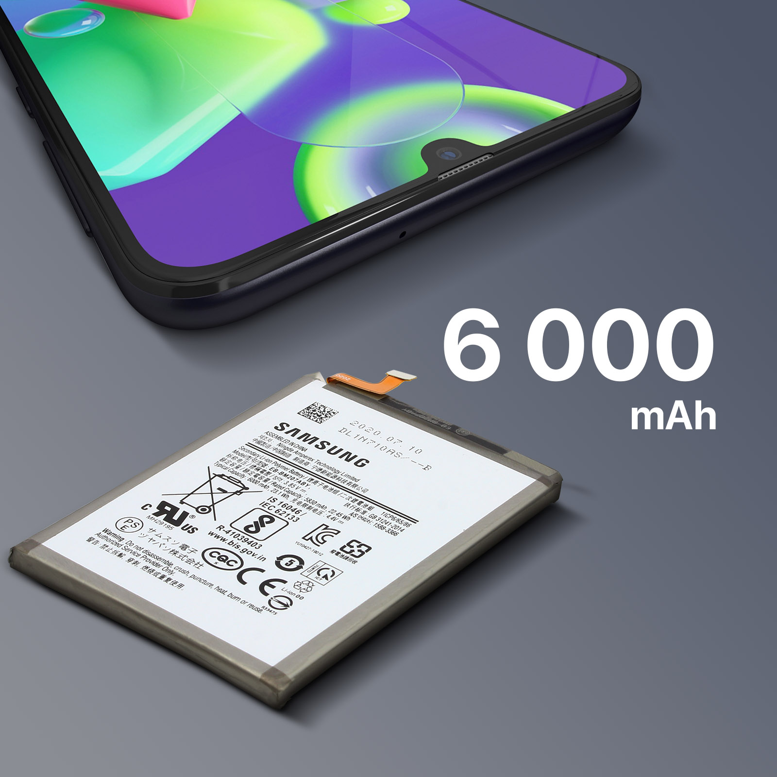 Un téléphone et une batterie sur une table avec le chiffre 6000 écrit sur le téléphone.