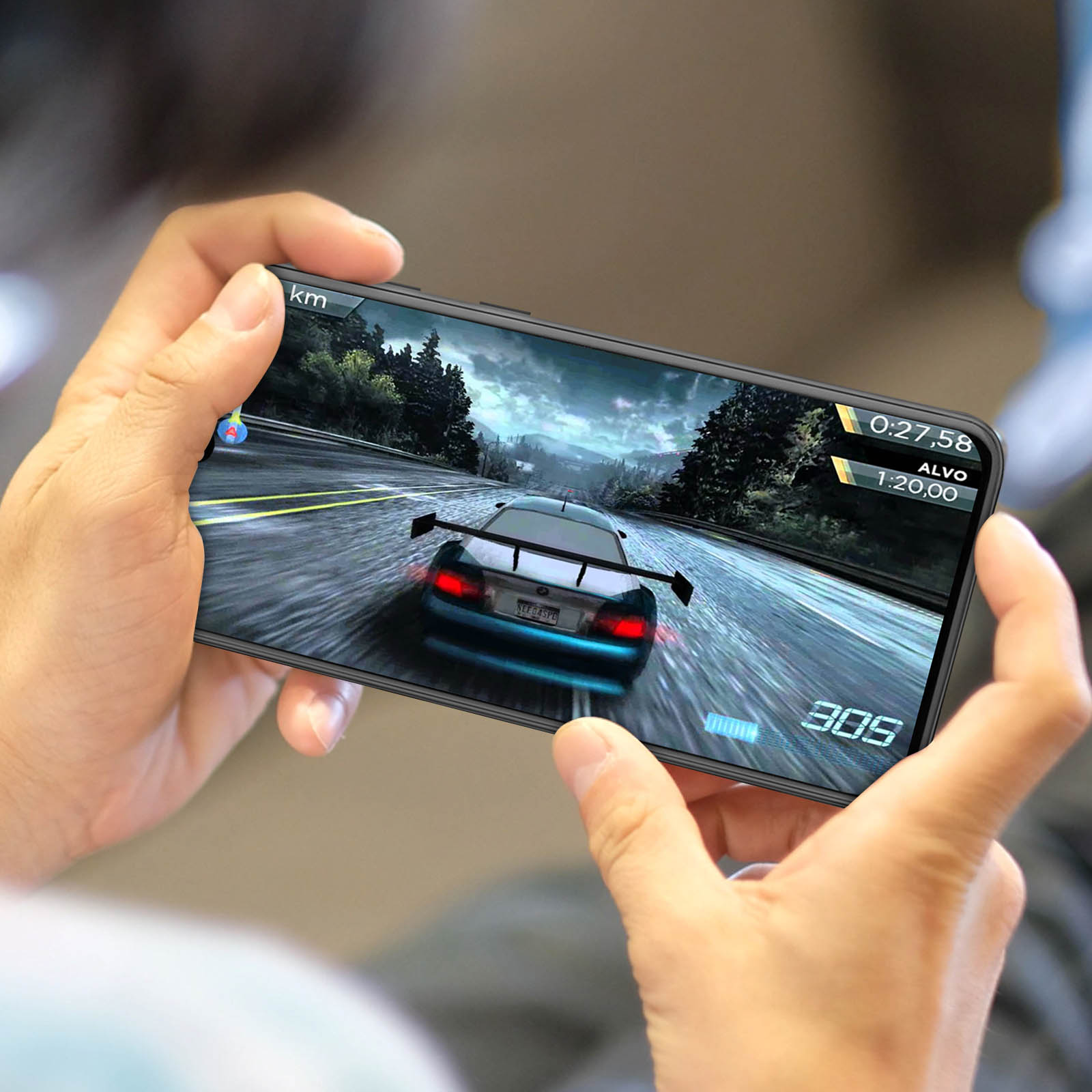 Hände halten ein Handy, das ein Autorennen-Spiel auf einer Straße zeigt.