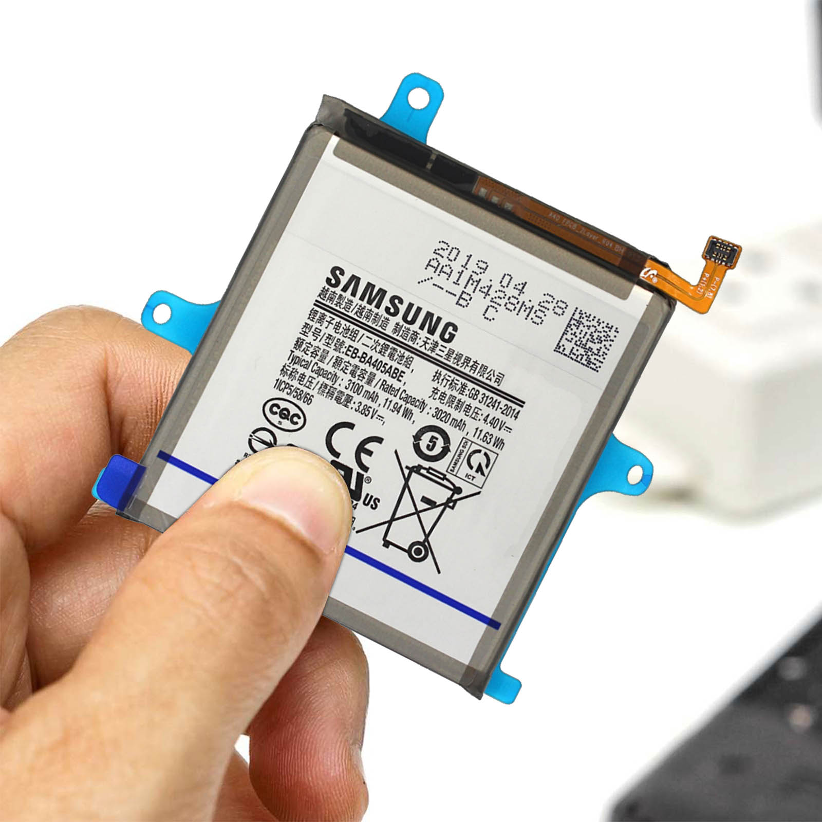 Hand hält eine Samsung-Telefonbatterie.