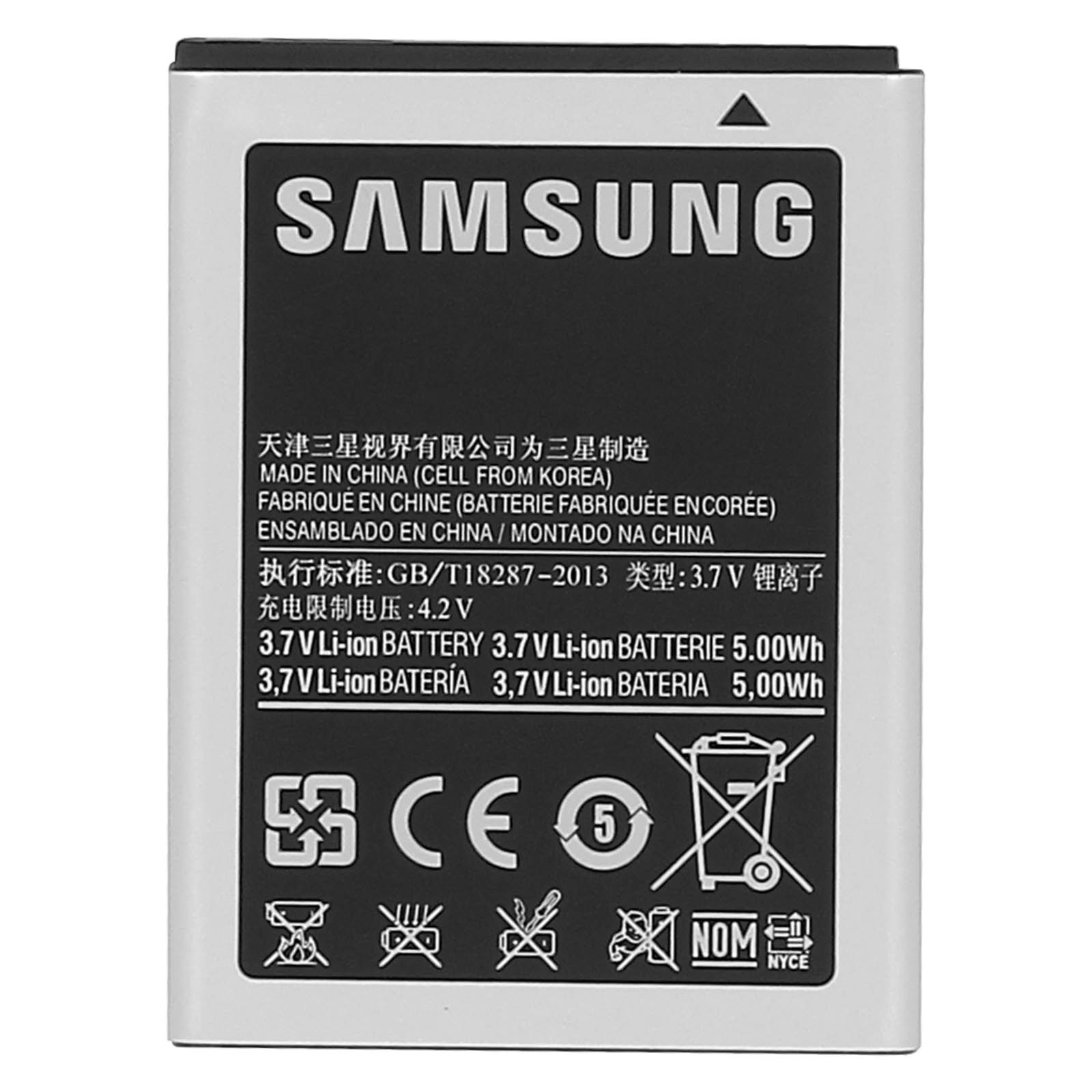 Weißer Samsung-Telefonakku. Schwarz-weißes Etikett mit Text und Symbolen. Weißer Hintergrund.