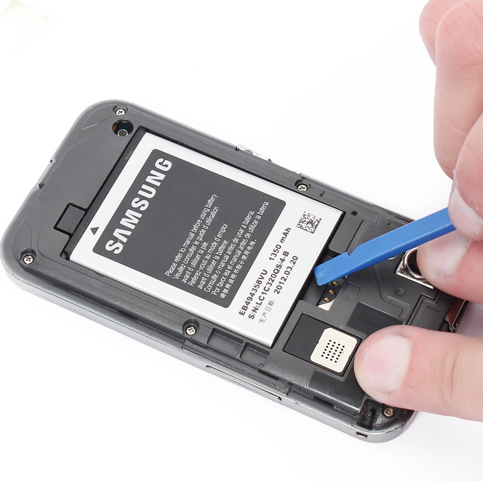 Die Hand einer Person verwendet ein blaues Werkzeug, um ein Telefon aufzuhebeln. Im Telefon befindet sich ein Akku.