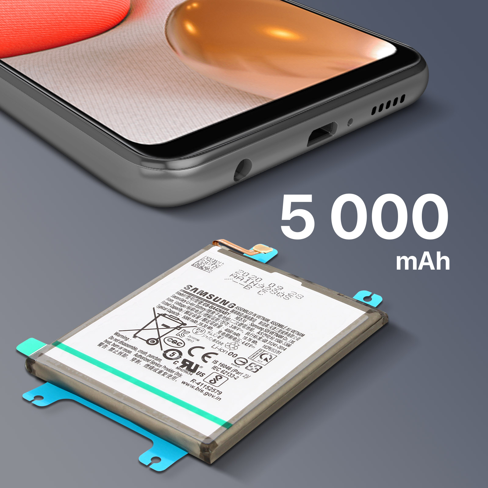 Una batteria del telefono è vicino a un telefono. Un testo da 5000 mAh è sulla parte superiore della batteria.
