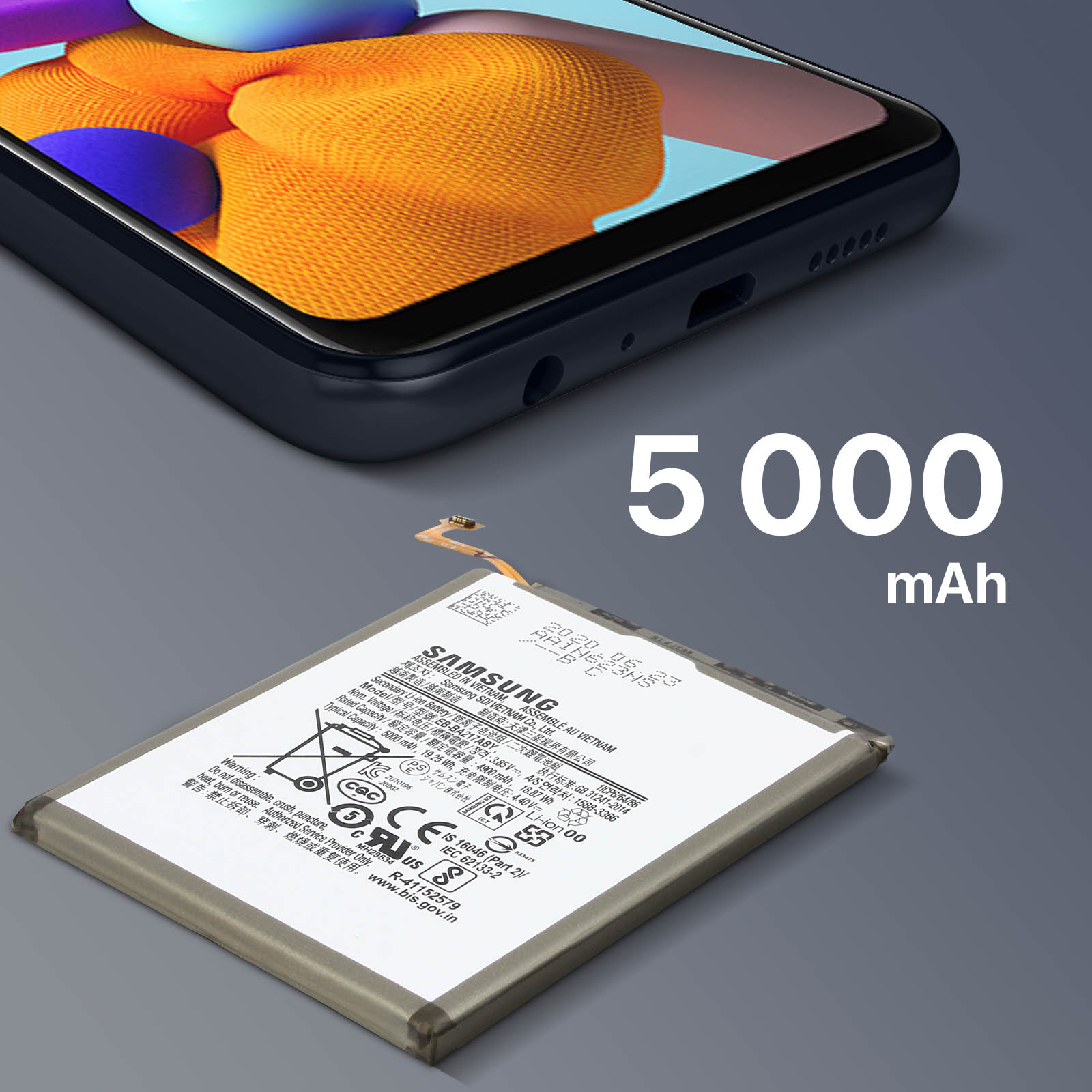 Batterie de téléphone avec le texte '5000 mAh'. Le téléphone est en arrière-plan.