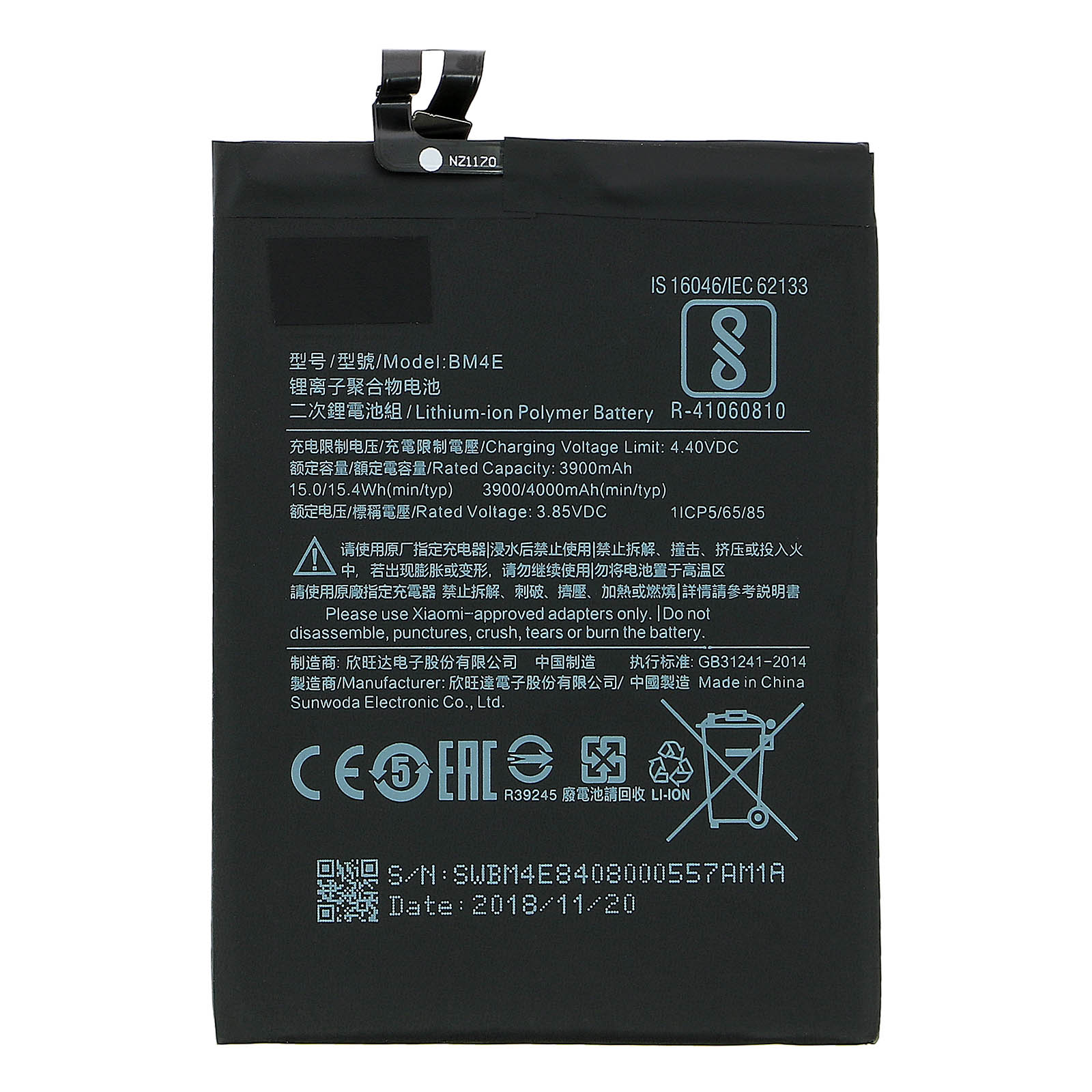 Una batteria nera con etichette e connettori. Ha simboli di sicurezza.