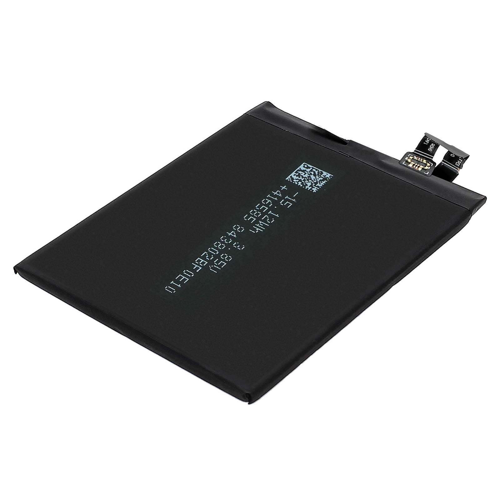 Batteria con etichette. Sfondo nero. Primo piano della superficie della batteria.
