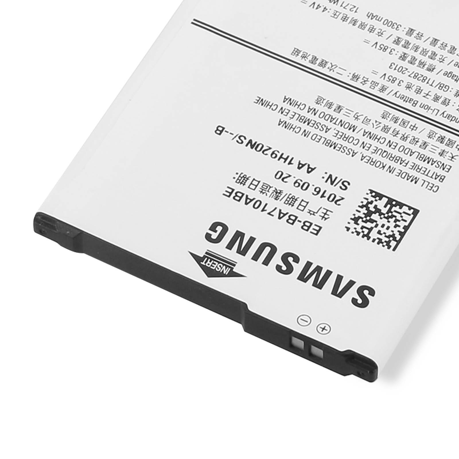 Eine Samsung-Telefonbatterie mit Etiketten auf weißem Hintergrund.