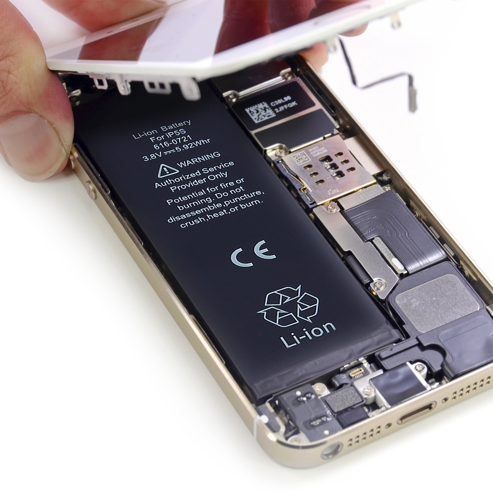 Telefono aperto mostra batteria e componenti interni. Mano che apre il telefono.