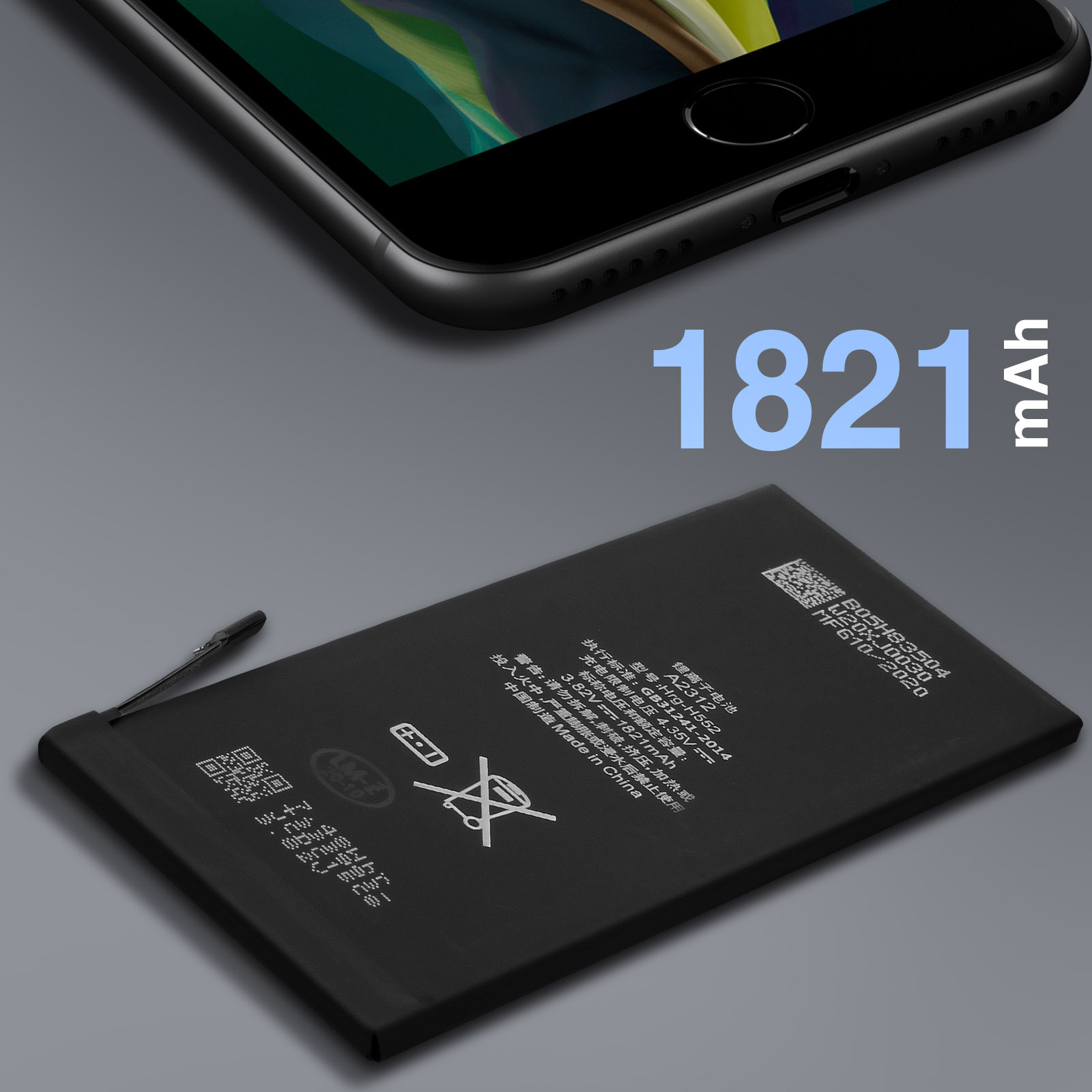 Una batteria nera accanto a un telefono. La batteria mostra 1821 mAh. Il telefono è nero.