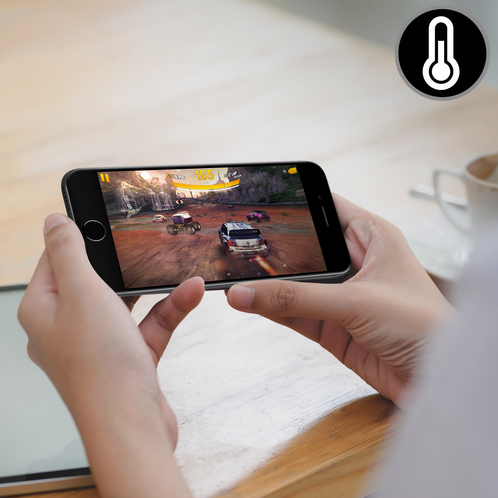 Mani che tengono un telefono con un gioco di corse sullo schermo, con un'icona della temperatura nell'angolo.