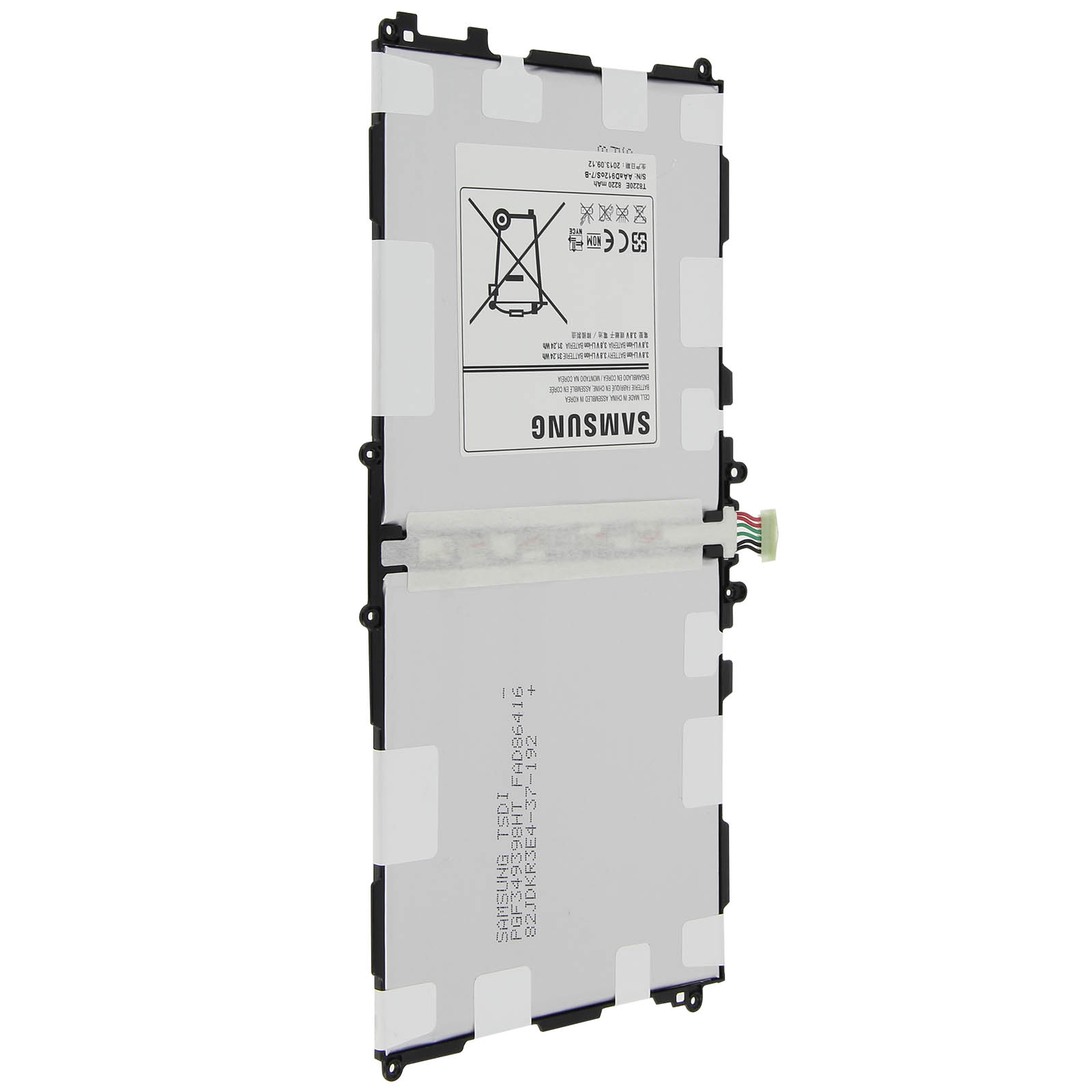 Une batterie de tablette Samsung sur fond blanc. Elle a du texte et un connecteur attaché.
