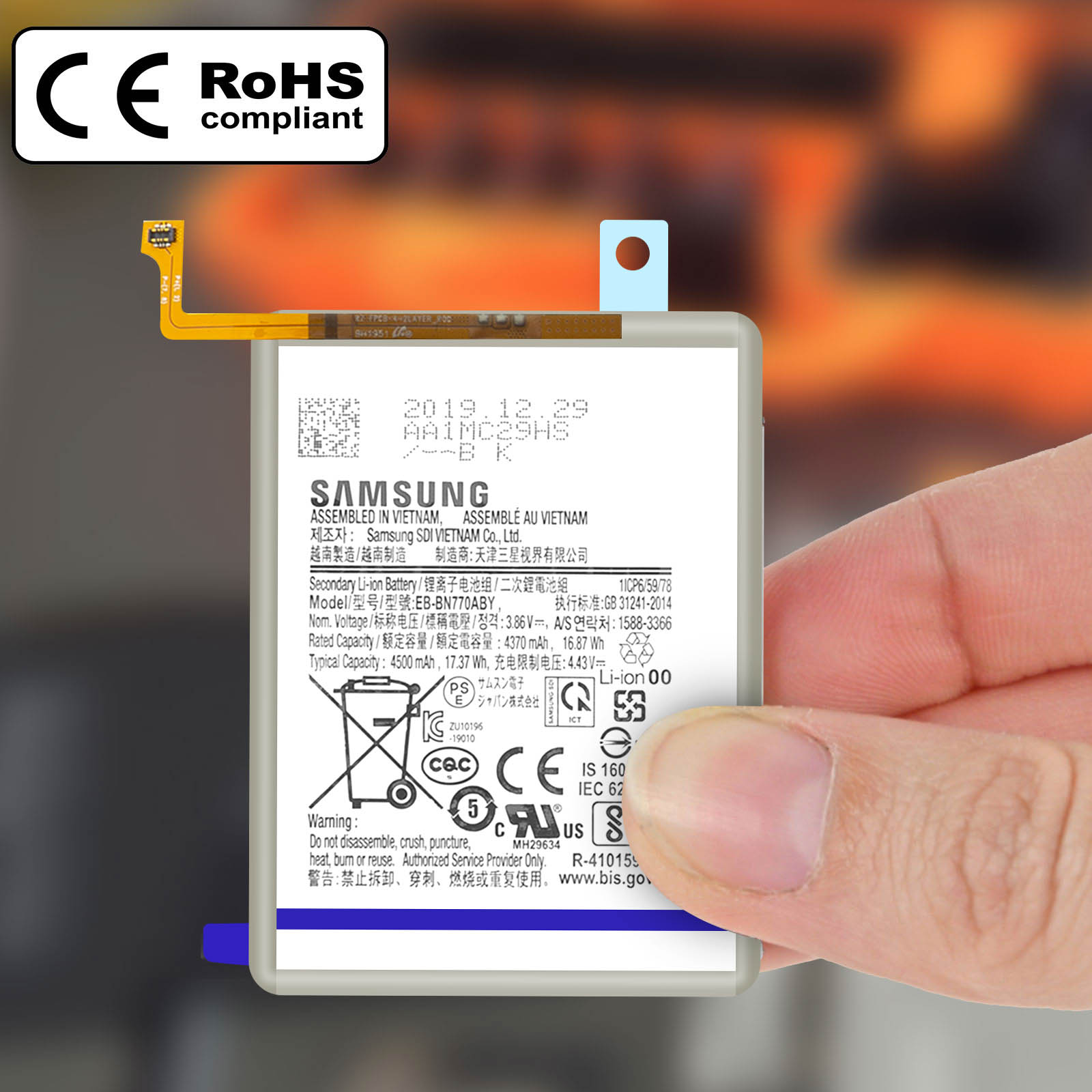 Telefonbatterie mit Text und Barcode. Von Hand gehalten. CE- und RoHS-konforme Etiketten.