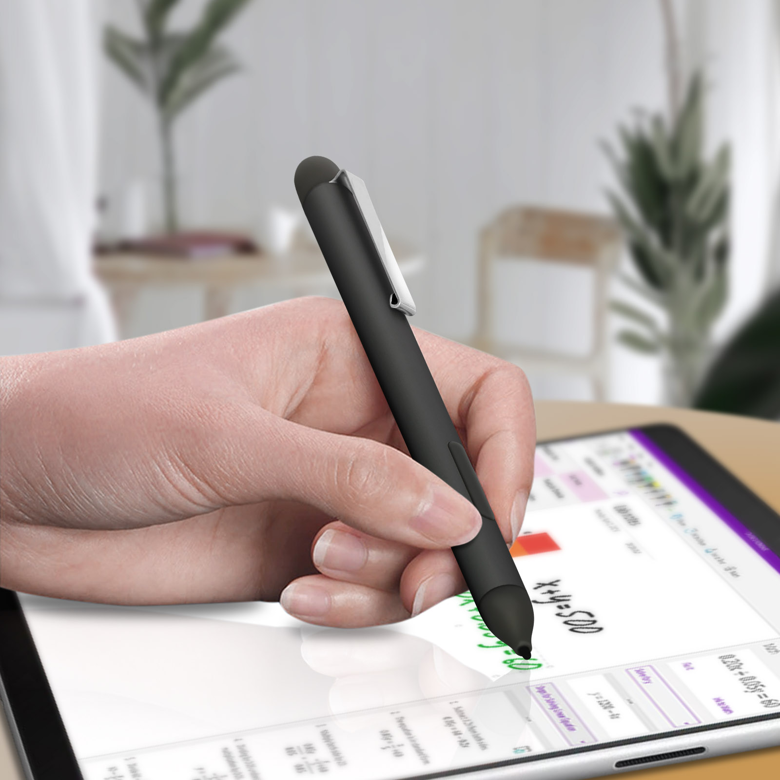 Eine Hand hält einen schwarzen Stift und schreibt auf ein Tablet. Das Tablet zeigt Gleichungen und Zahlen.
