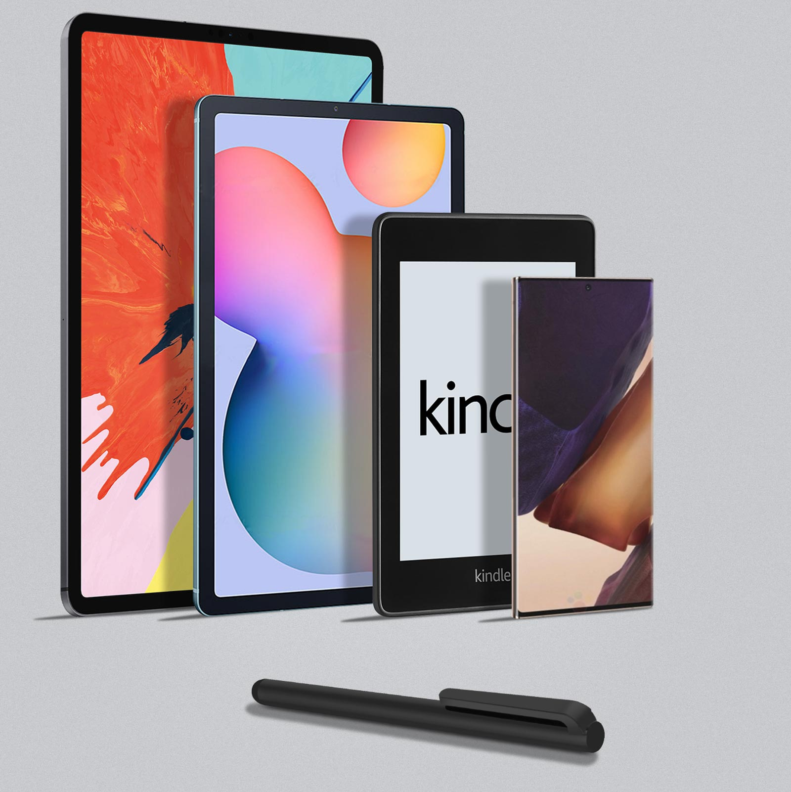 Tablets, E-Reader und ein Smartphone stehen zusammen. Ein schwarzer Eingabestift liegt darunter.