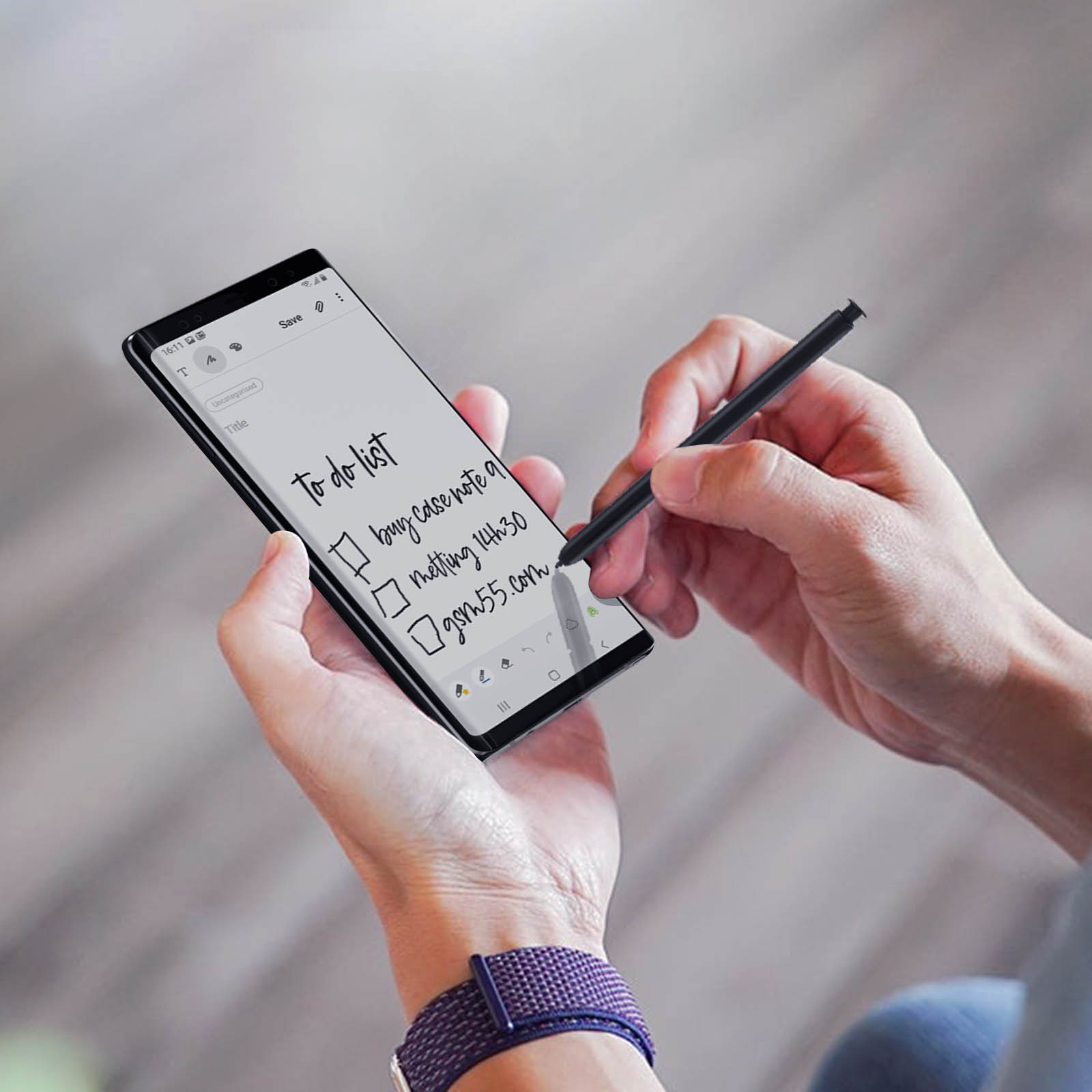 Eine Person hält ein Smartphone und schreibt mit einem Stift eine To-Do-Liste.