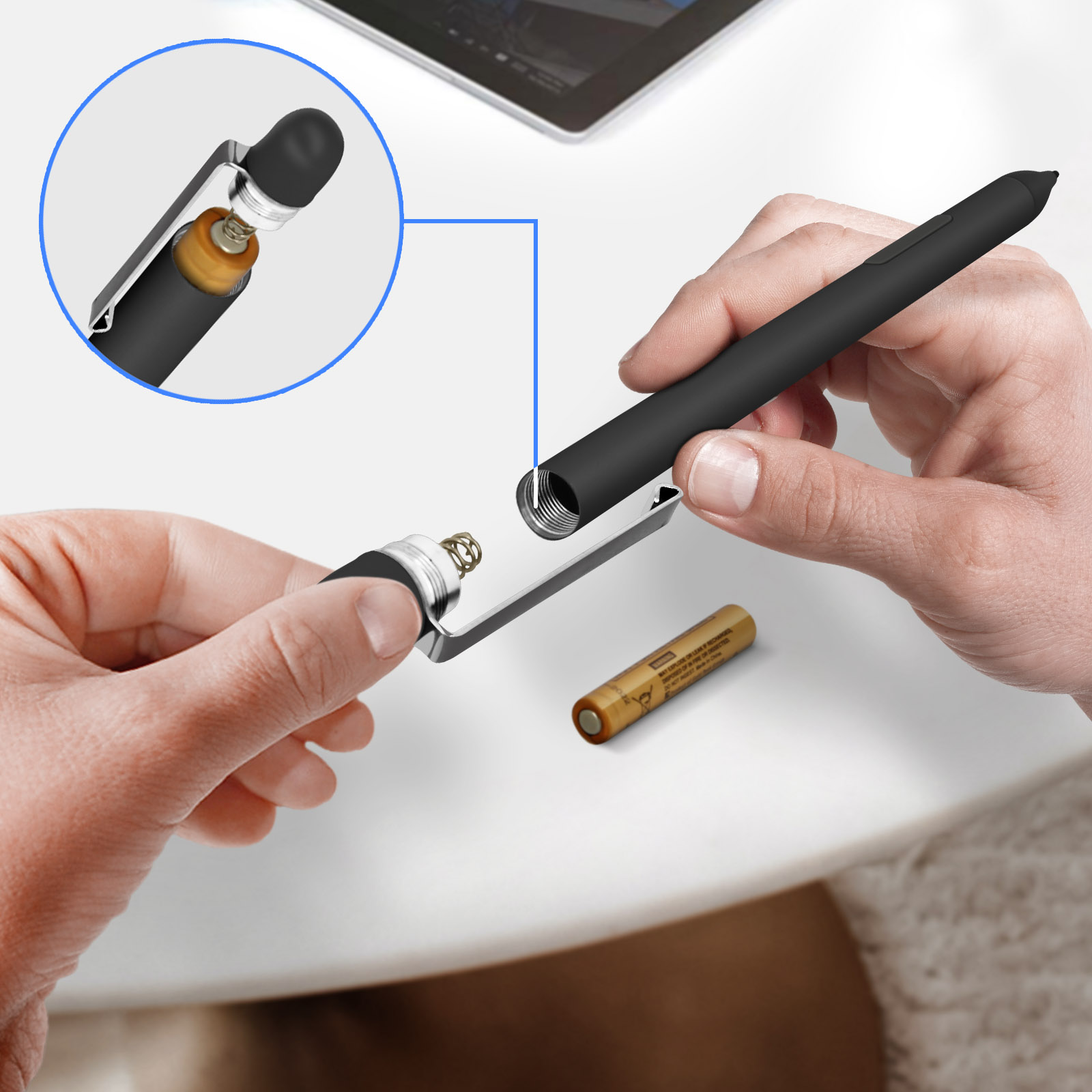 Ein Stift wird zerlegt, mit Batterie und anderen Komponenten sichtbar.