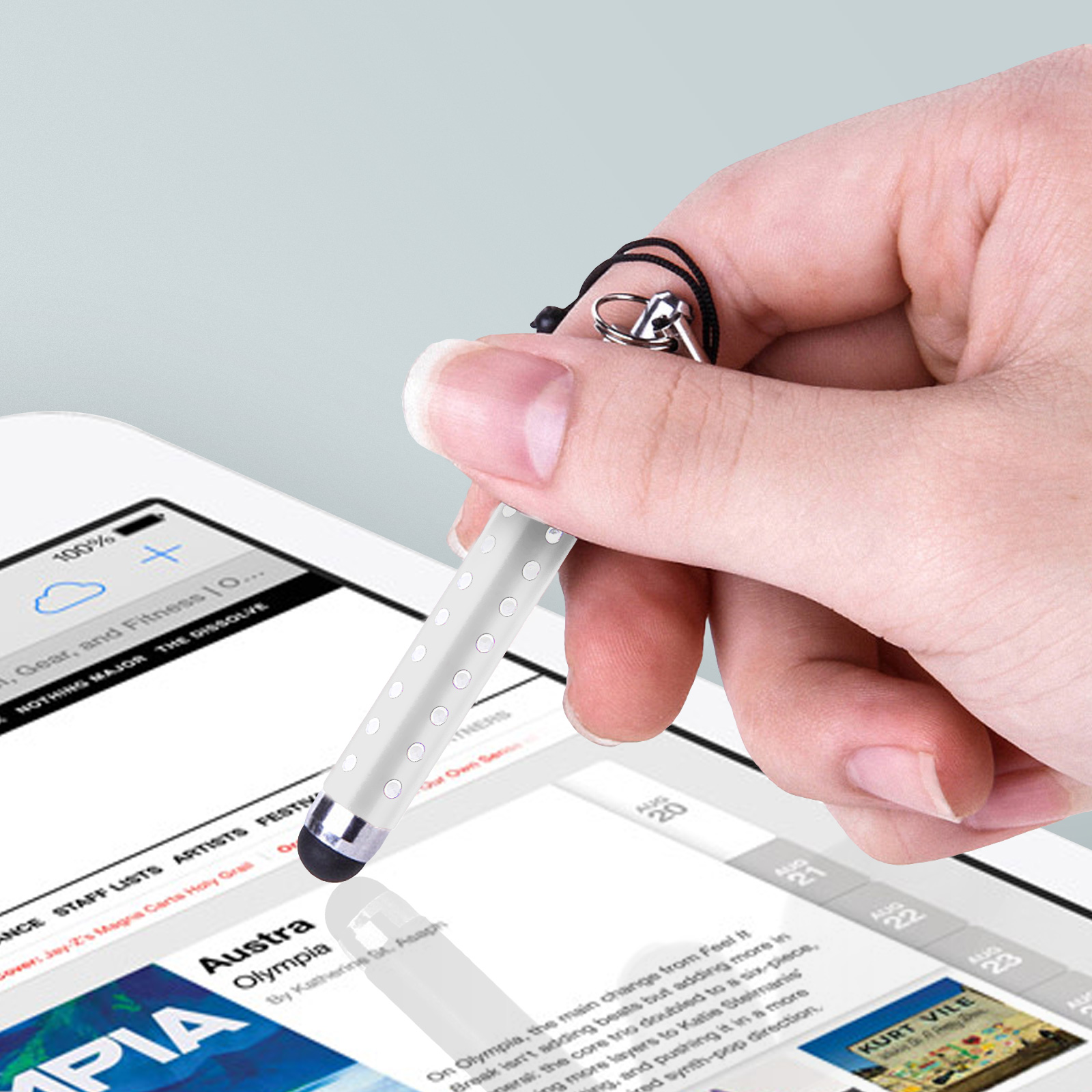 Hand hält weißen Stylus-Stift über Tablet-Bildschirm. Tablet zeigt Text.