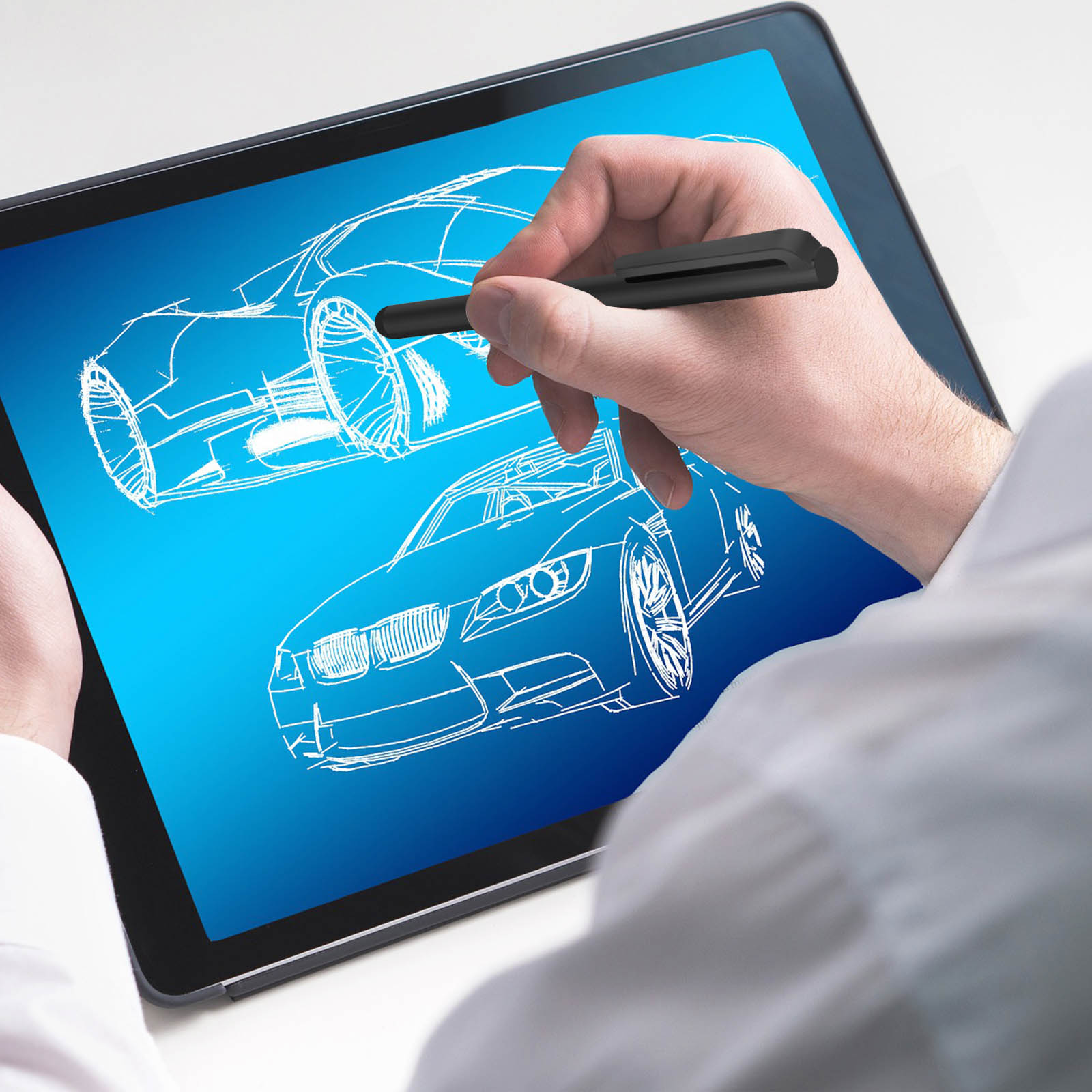 Eine Hand, die einen Stift über einem Tablet hält, das ein Autodesign zeigt.