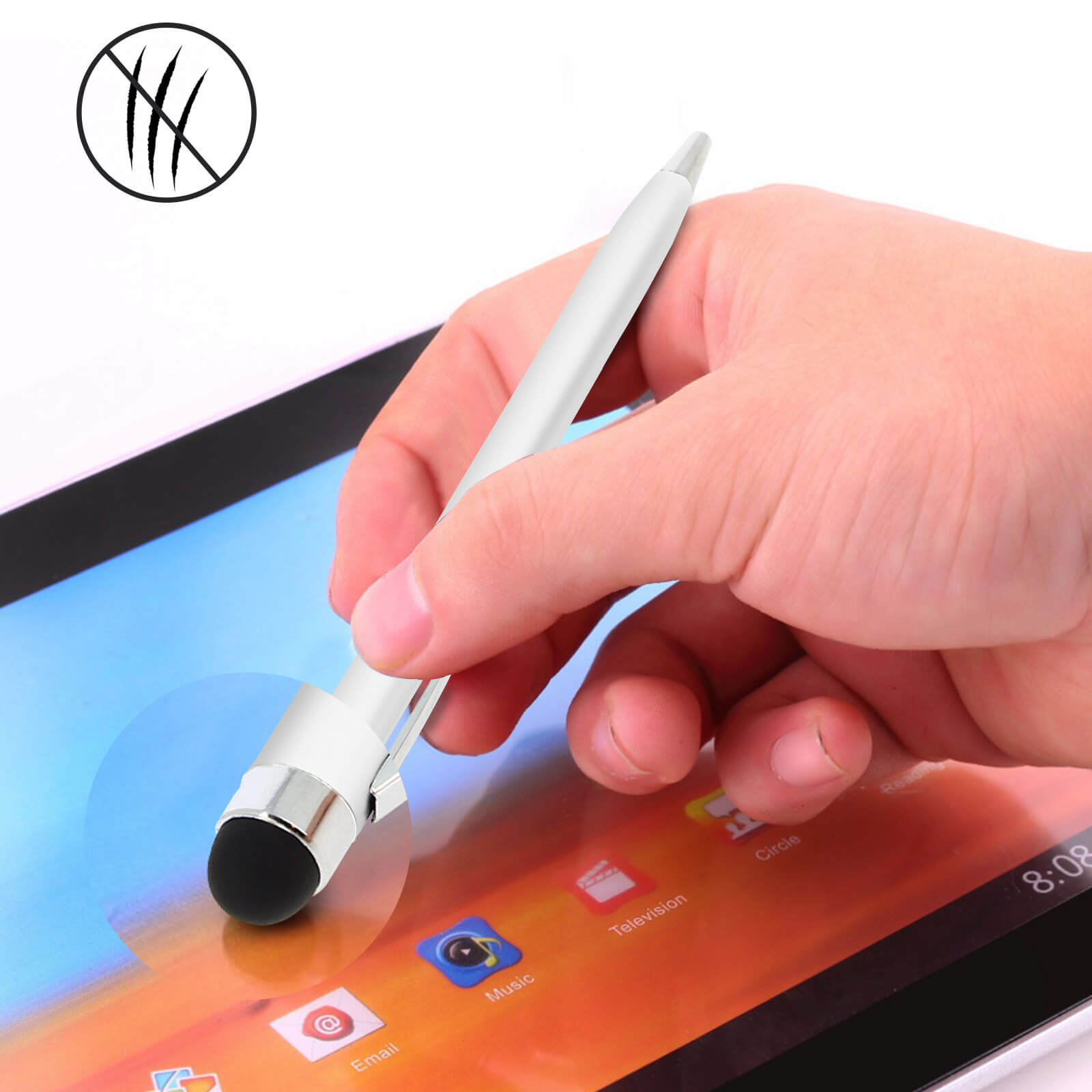 Hand hält einen silbernen Stift über einem Tablet. Das Tablet zeigt App-Symbole.