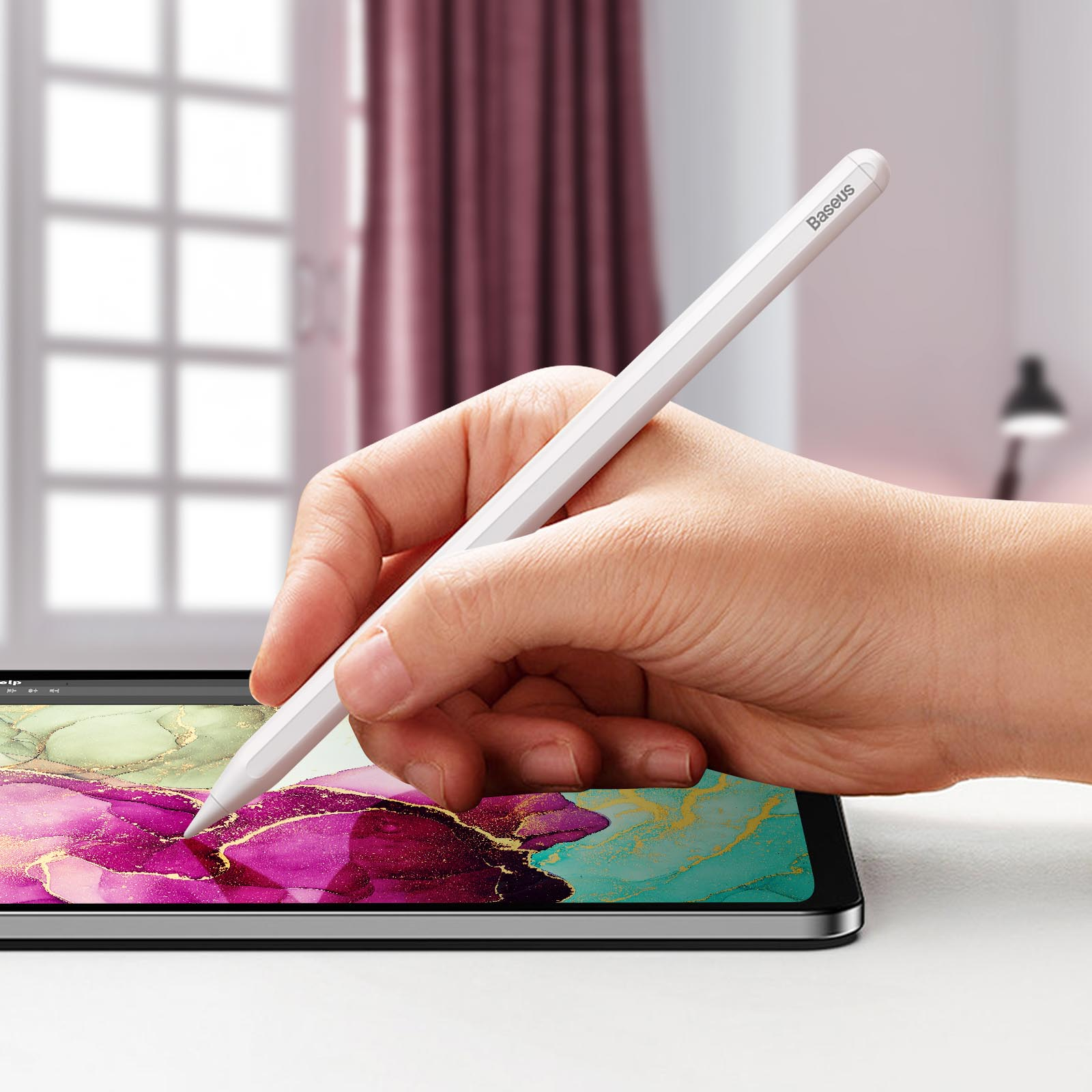 Eine Hand, die einen weißen Baseus-Stift hält und auf einem Tablet-Bildschirm schreibt.