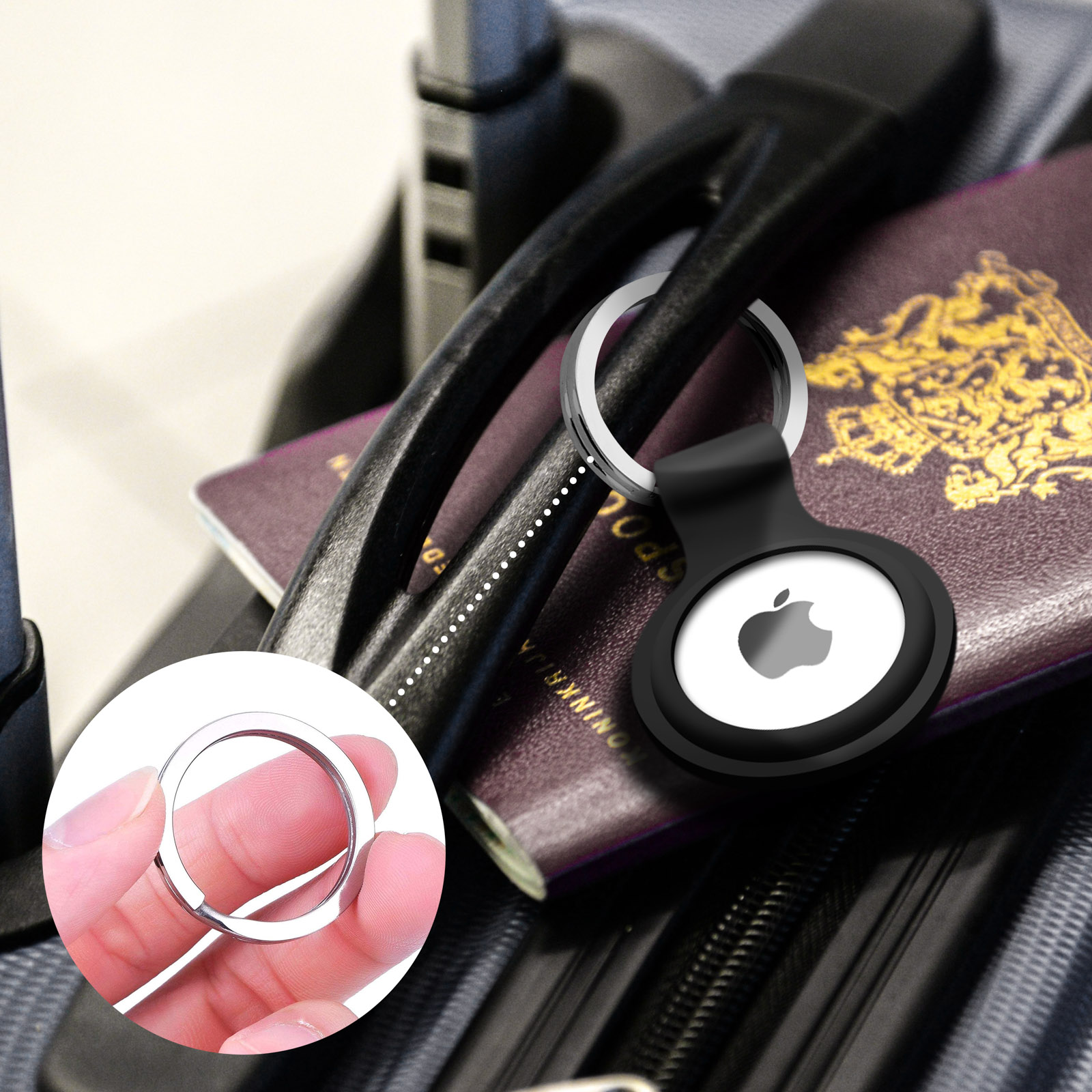 Un Apple AirTag su un portachiavi poggia su una valigia con passaporti. Un anello d'argento in primo piano.
