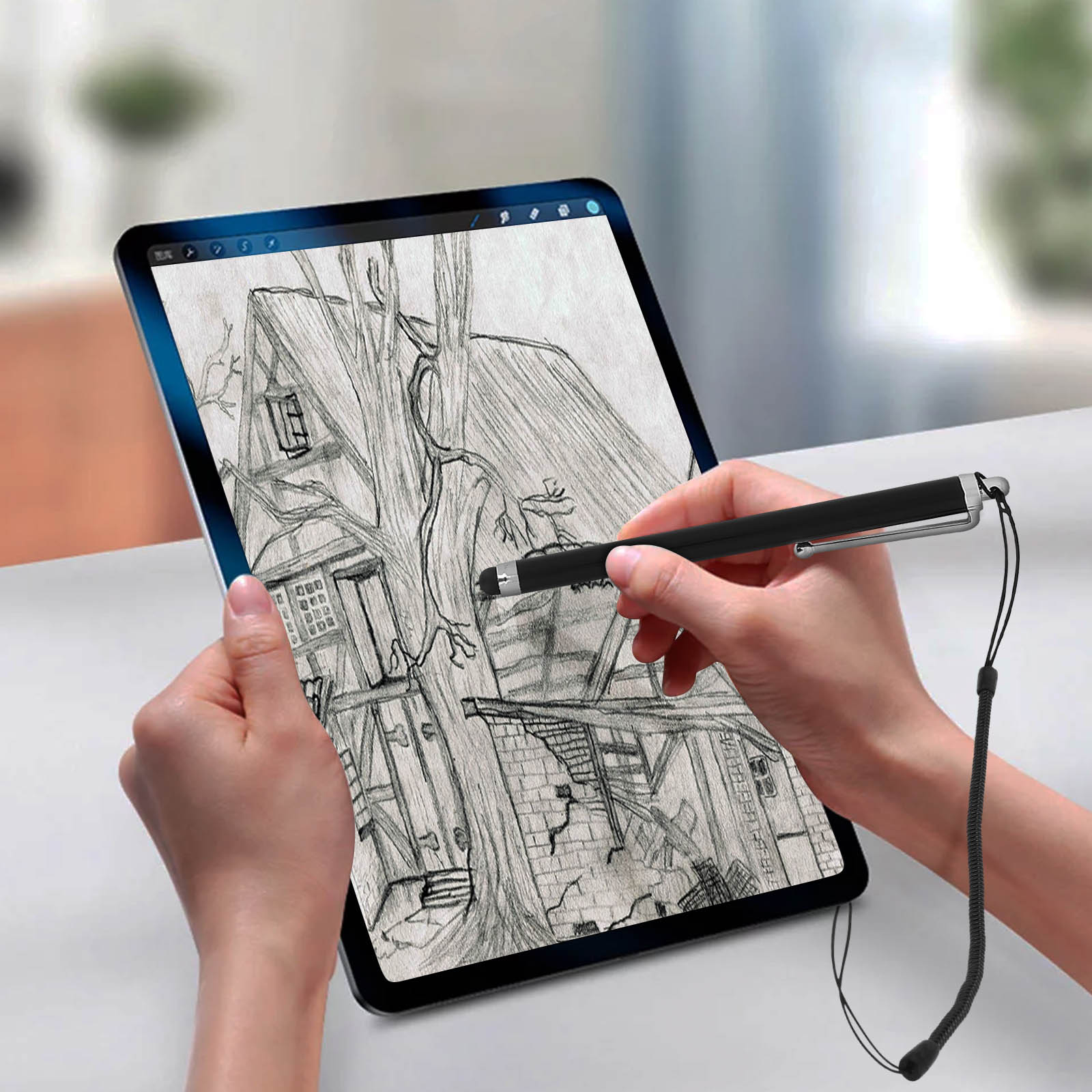 Eine Hand, die einen schwarzen Stift hält und auf einem Tablet zeichnet, das eine Skizze eines Hauses und eines Baumes zeigt.