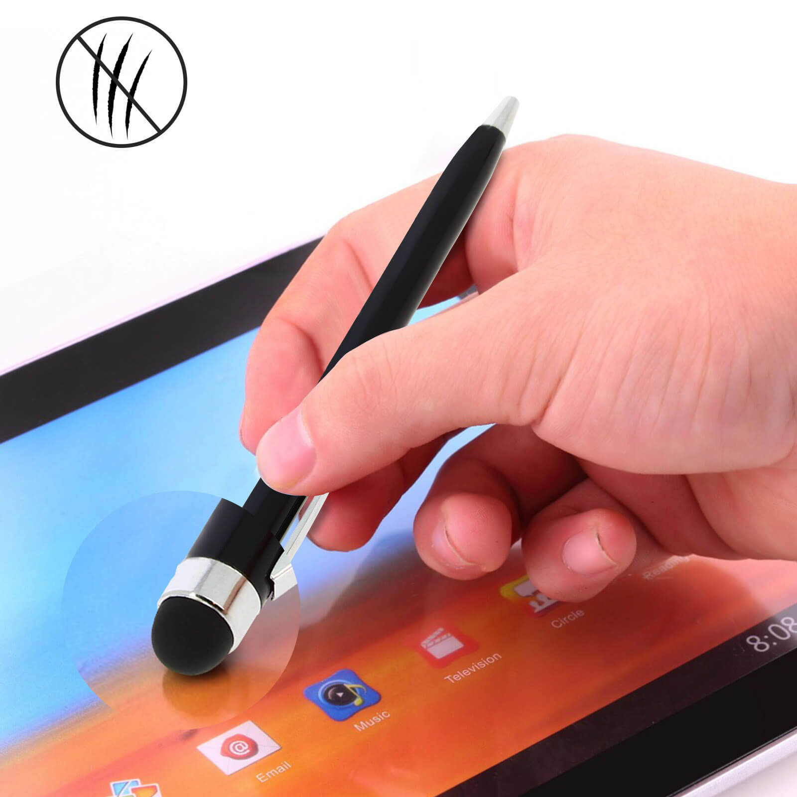 Una mano che tiene una penna stilo nera su un tablet. Lo sfondo è bianco.