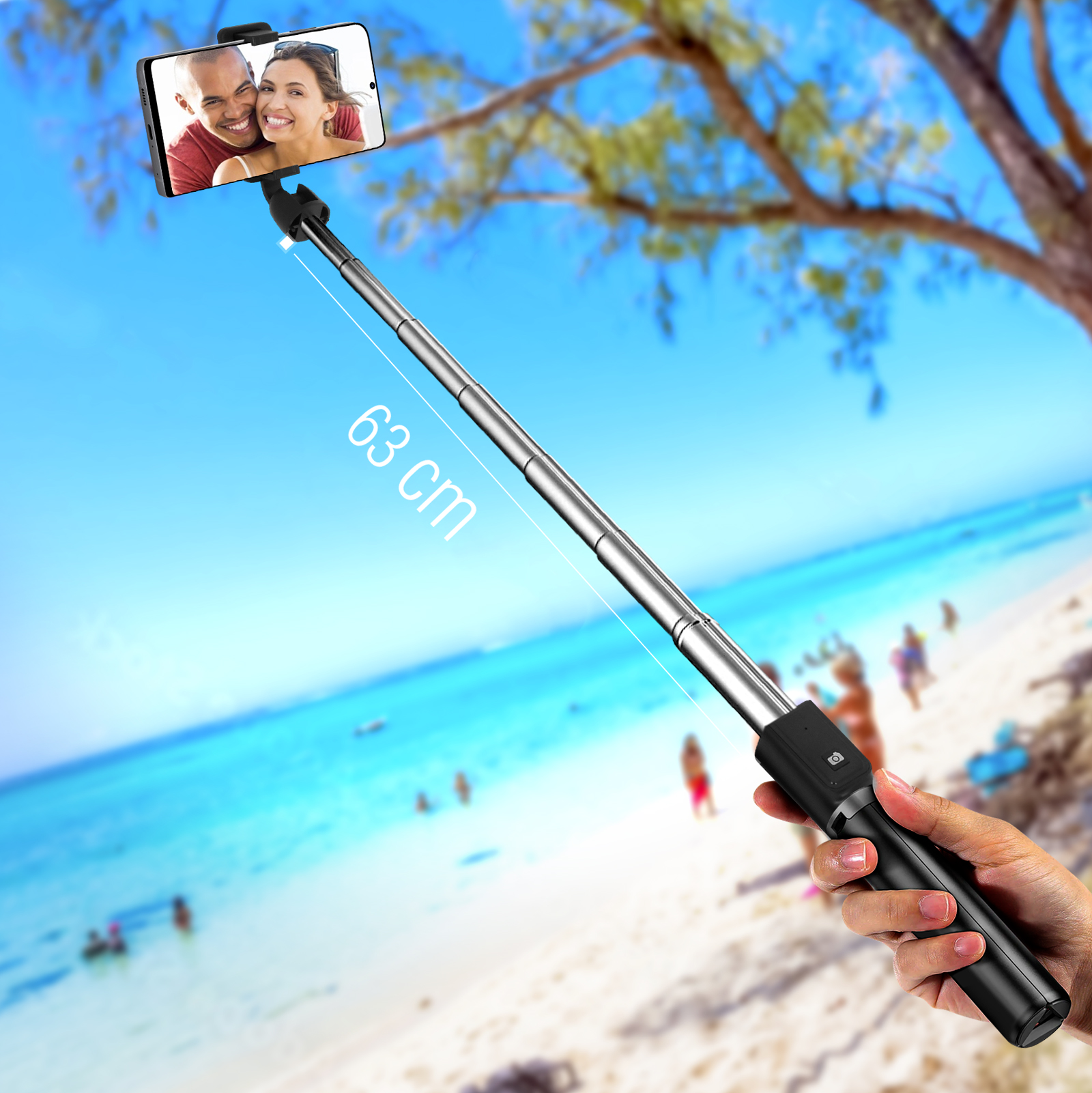 Bastone per selfie con telefono che mostra una coppia sulla spiaggia. Segno di 63 cm visibile.