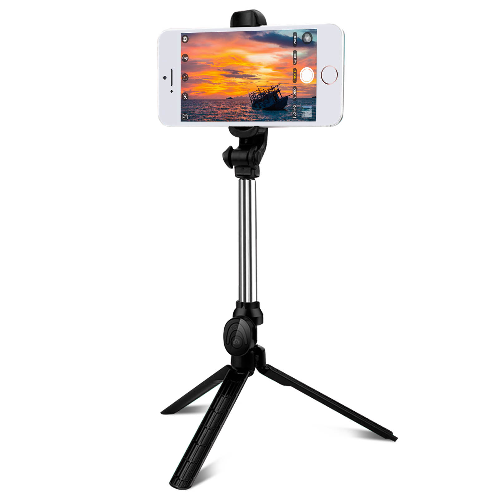 Ein weißes Smartphone ist auf einem schwarzen Stativ montiert und zeigt einen Sonnenuntergang über dem Meer.