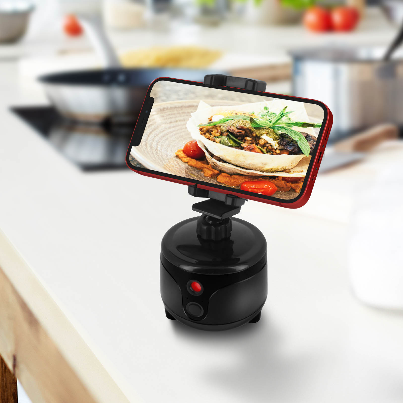 Ein Telefon auf schwarzer Basis, das ein Foto von Essen macht, auf einer weißen Küchentheke.