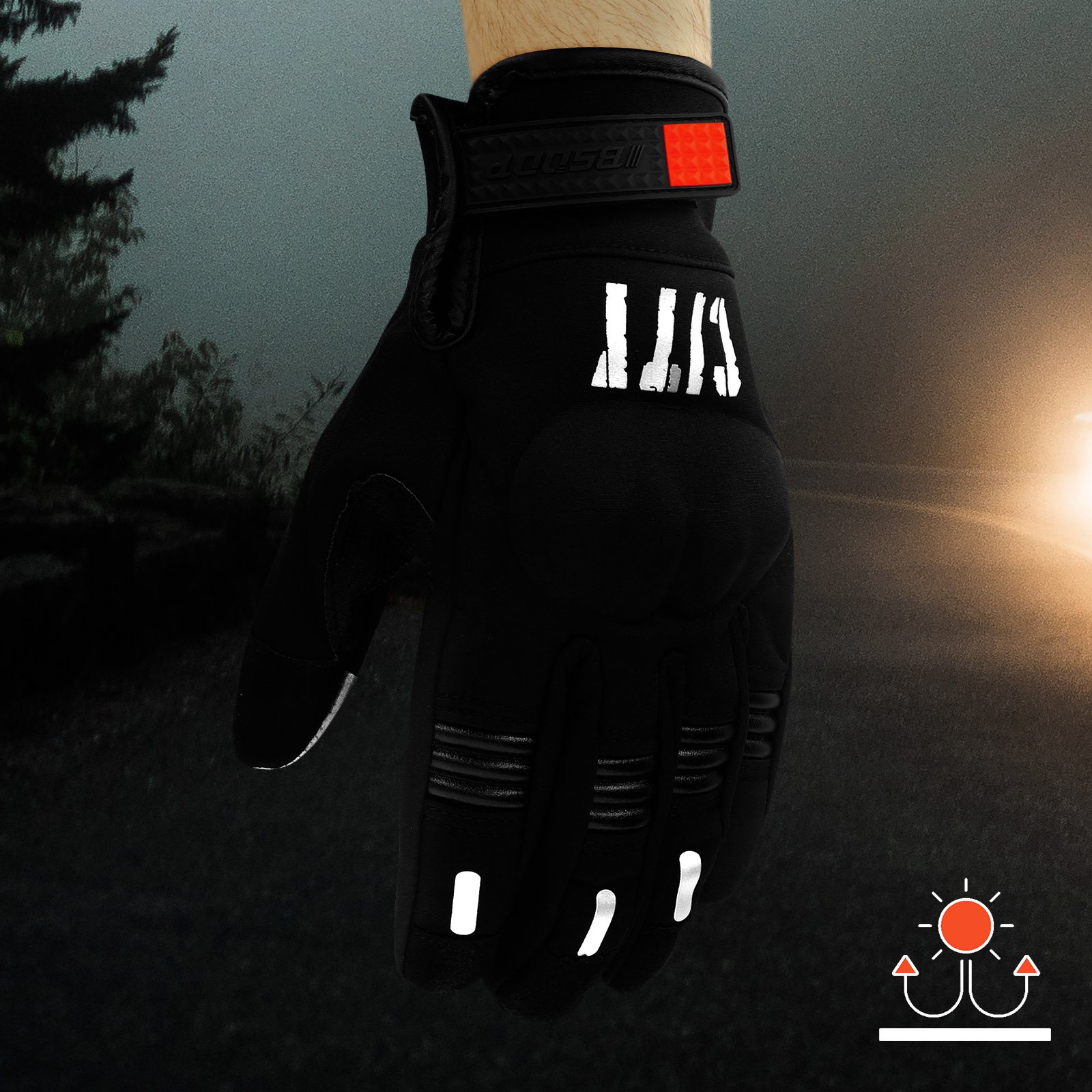 Guanto da moto nero con dettagli riflettenti, illuminato dai fari al buio.